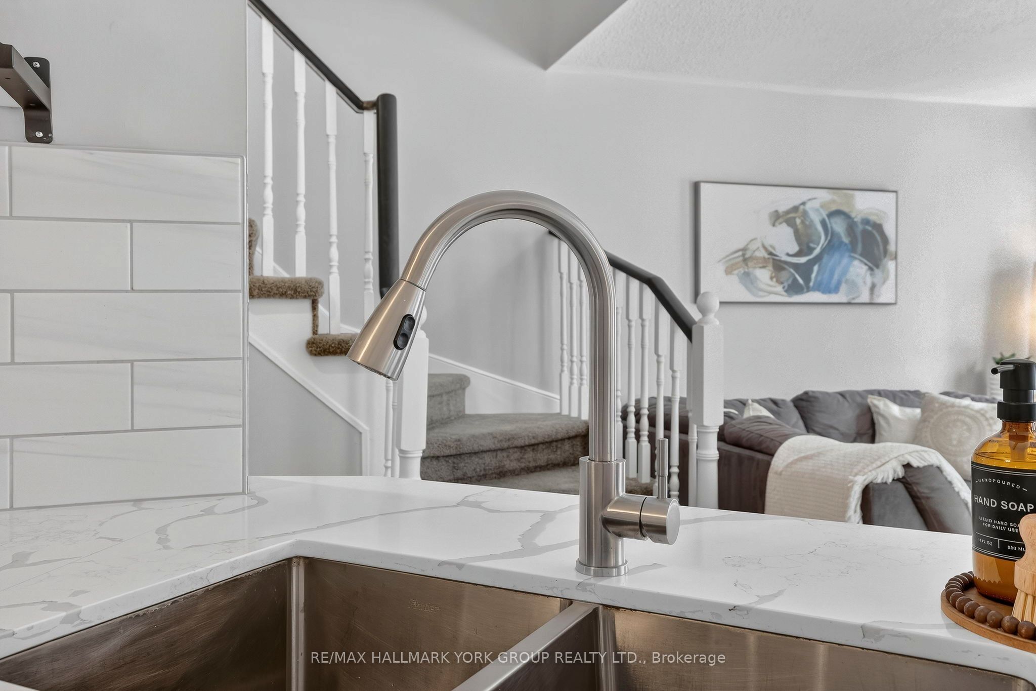 Photo 9 of 41 Baywell Crescent, Aurora, Bayview Wellington — HOMEH