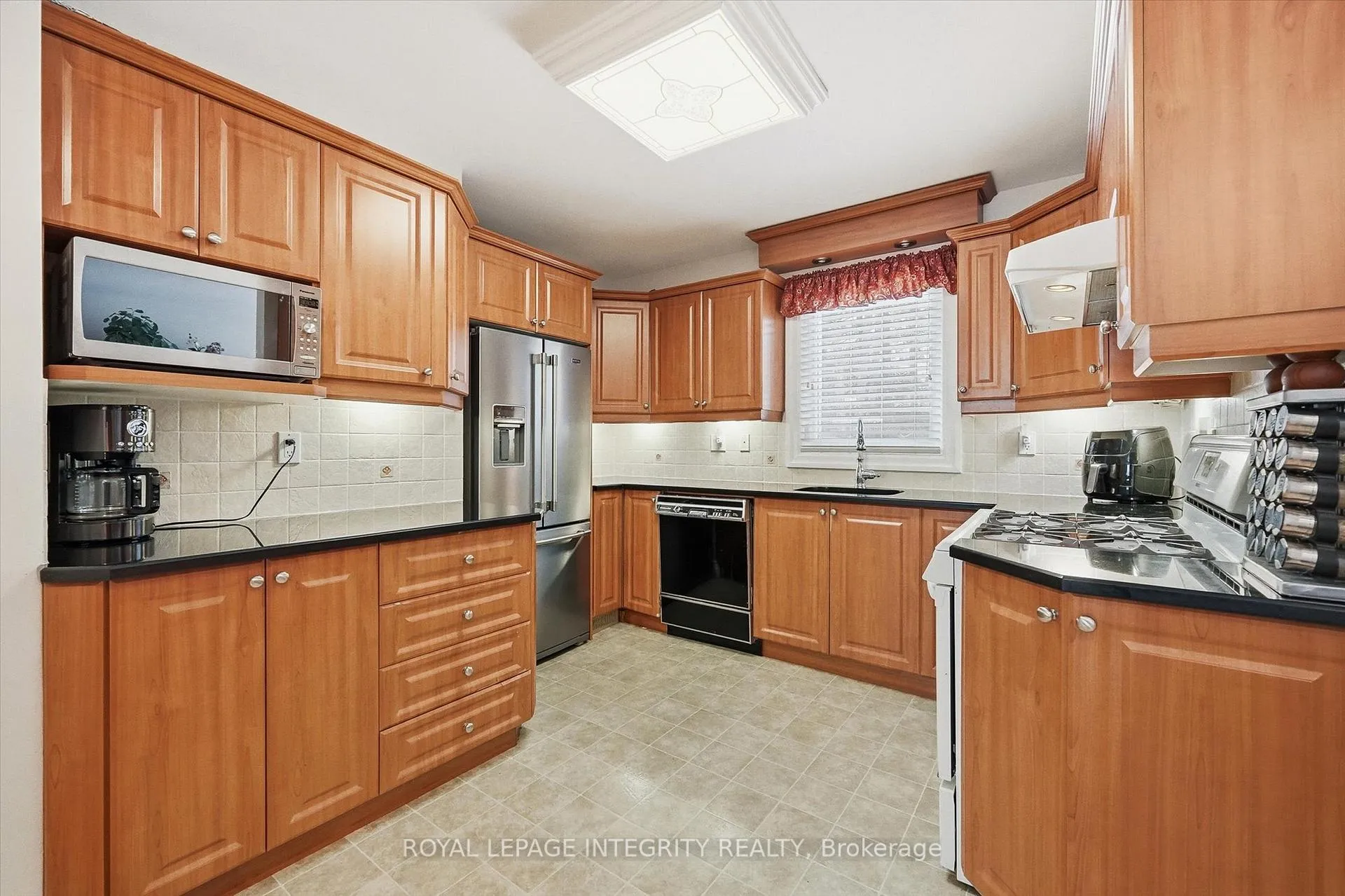 Photo 10 of 39 Appleford Street, Ottawa, Cardinal Heights — HOMEH