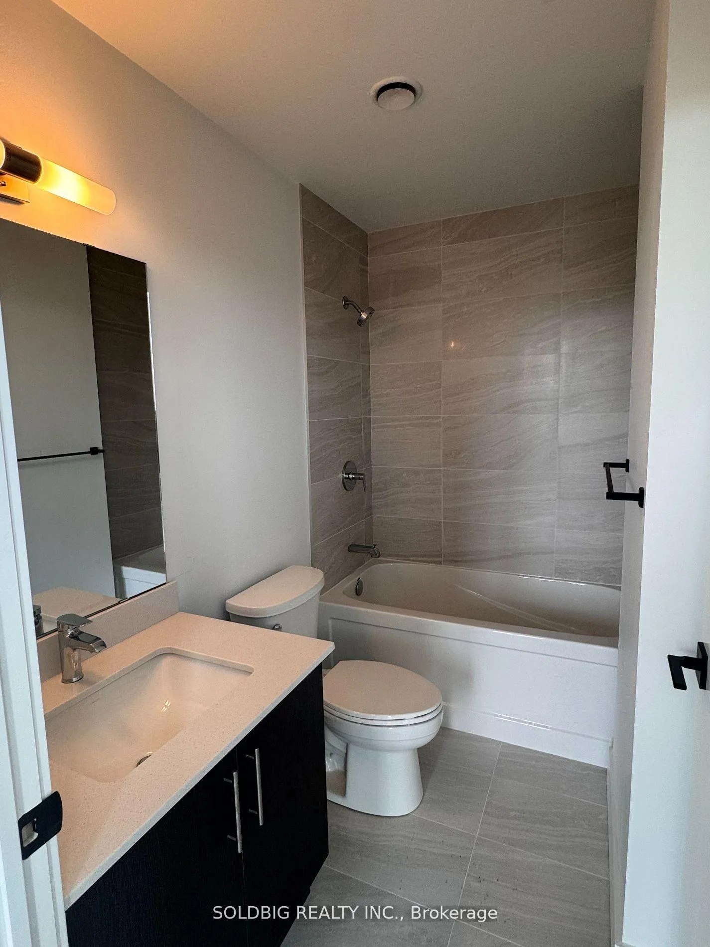 Photo 4 of Unit 917, 2782 Barton Street E, Hamilton, Riverdale — HOMEH