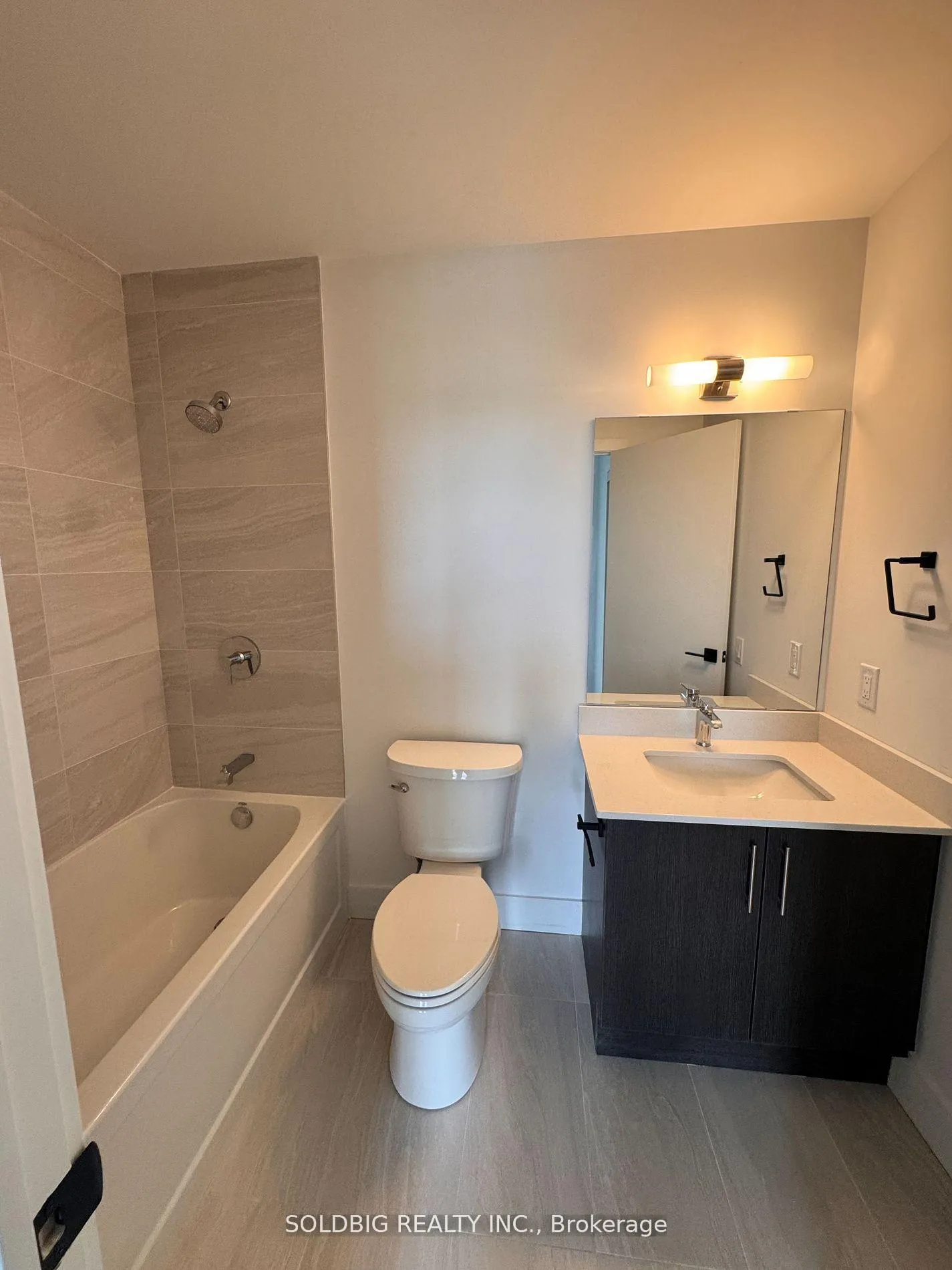 Photo 12 of Unit 917, 2782 Barton Street E, Hamilton, Riverdale — HOMEH
