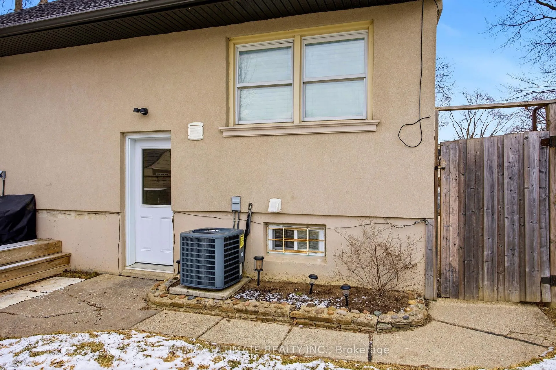 Photo 2 of 38 Clearbrooke Circle, Etobicoke, Rexdale-Kipling — HOMEH