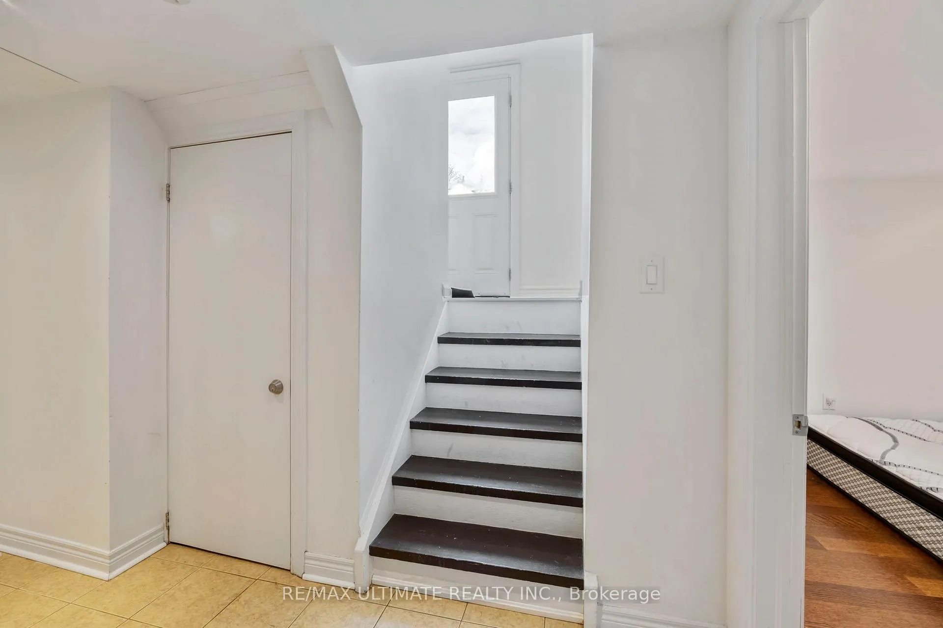 Photo 3 of 38 Clearbrooke Circle, Etobicoke, Rexdale-Kipling — HOMEH