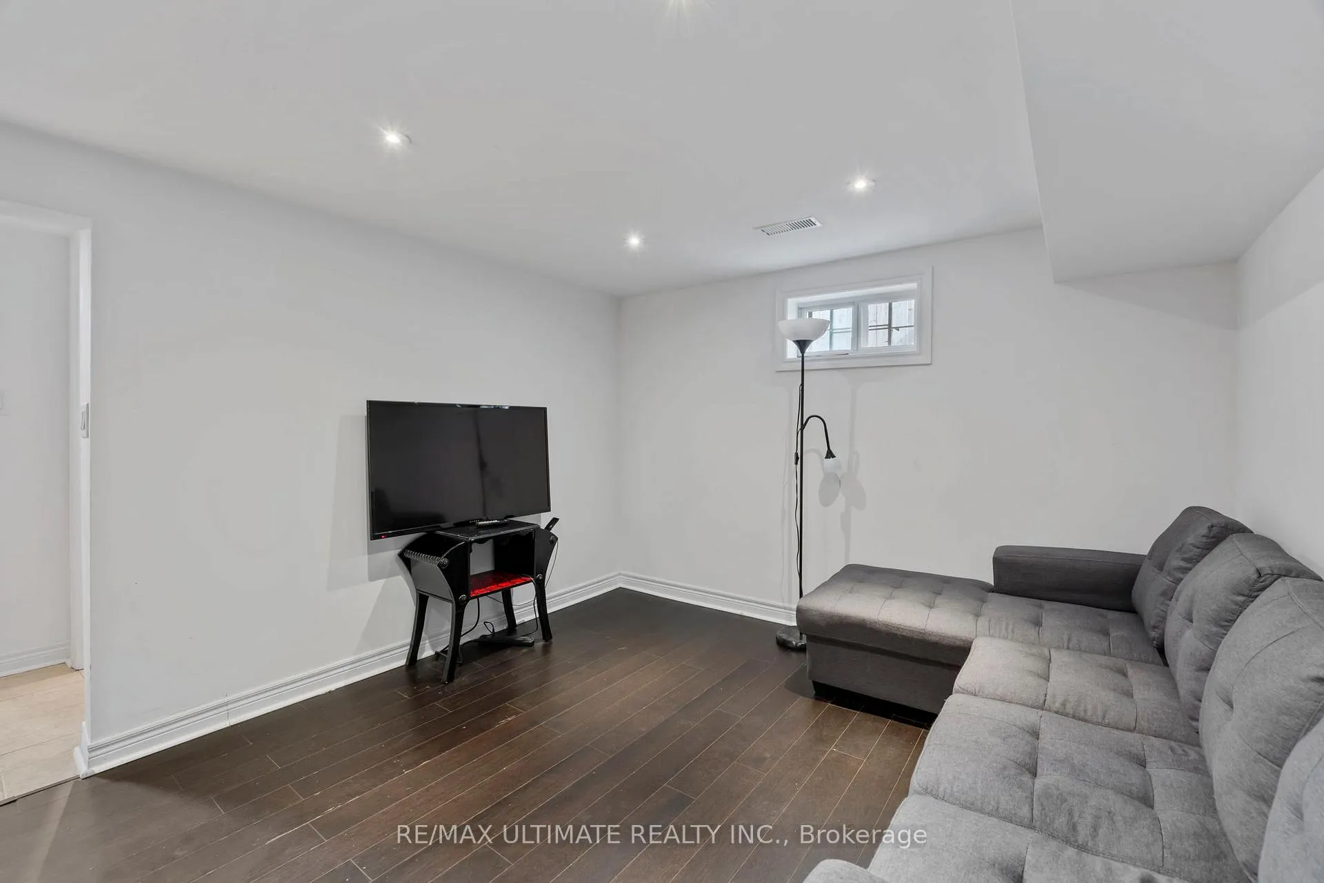 Photo 5 of 38 Clearbrooke Circle, Etobicoke, Rexdale-Kipling — HOMEH