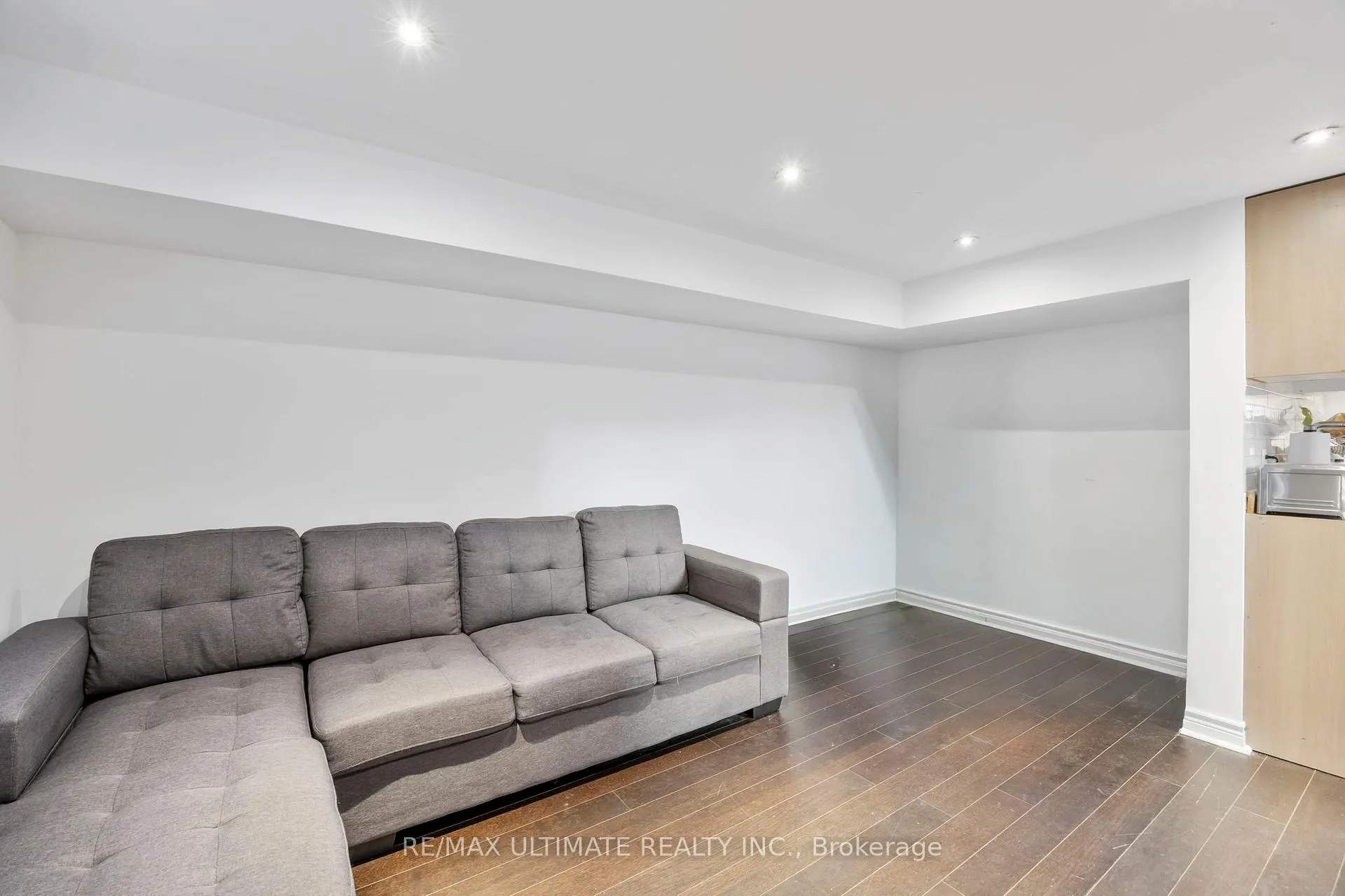 Photo 6 of 38 Clearbrooke Circle, Etobicoke, Rexdale-Kipling — HOMEH
