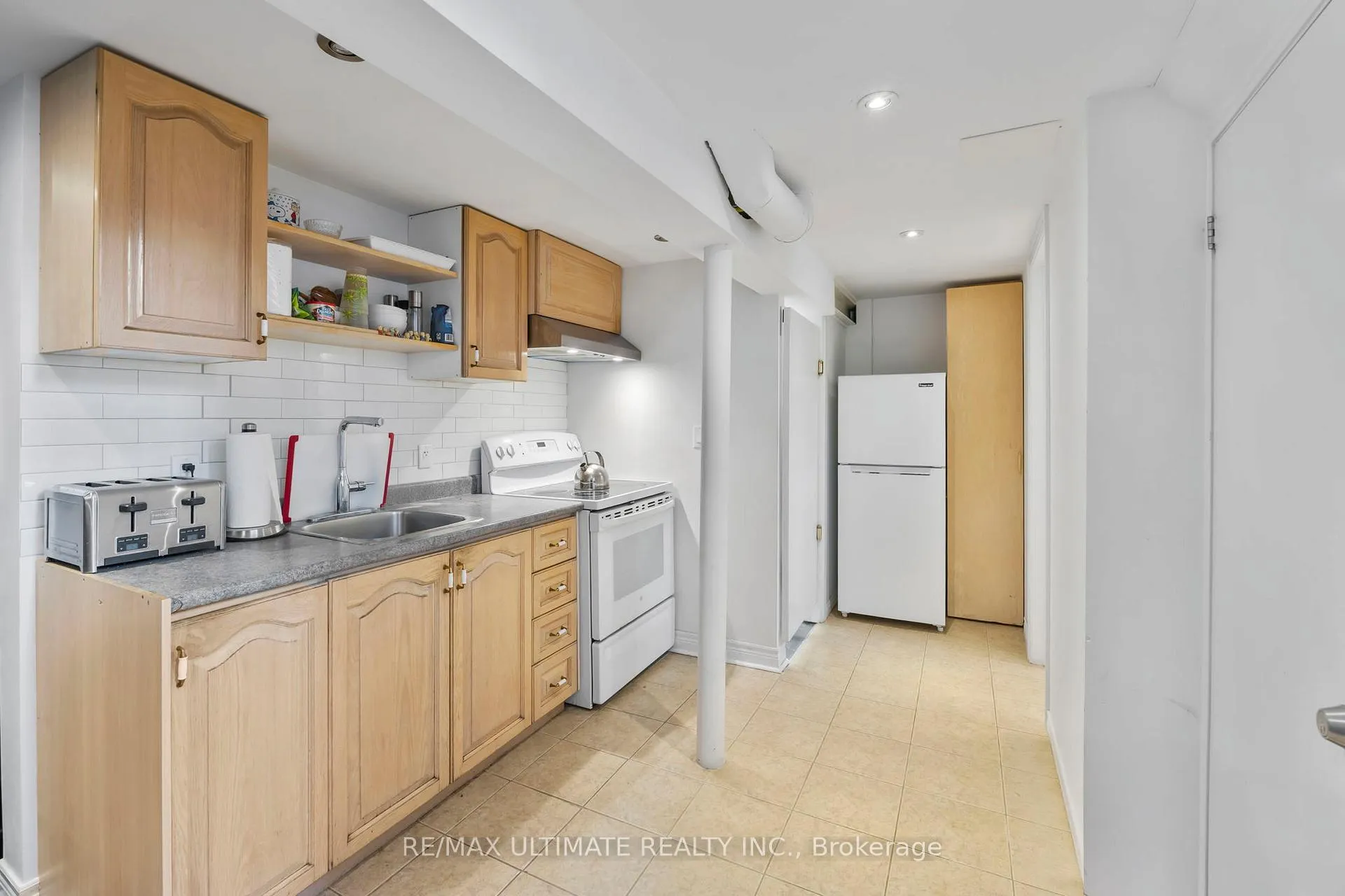 Photo 7 of 38 Clearbrooke Circle, Etobicoke, Rexdale-Kipling — HOMEH