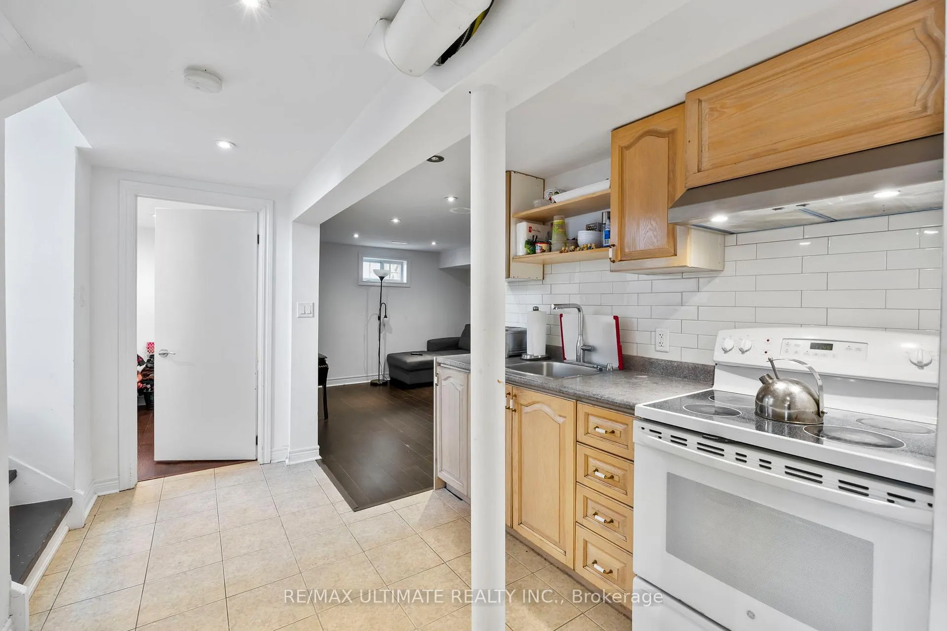 Photo 8 of 38 Clearbrooke Circle, Etobicoke, Rexdale-Kipling — HOMEH