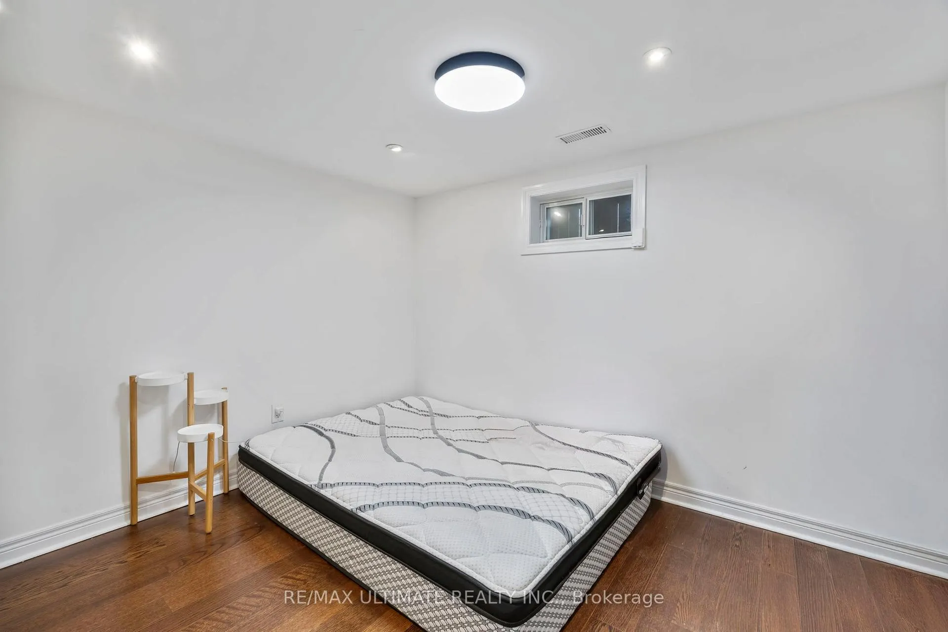 Photo 9 of 38 Clearbrooke Circle, Etobicoke, Rexdale-Kipling — HOMEH