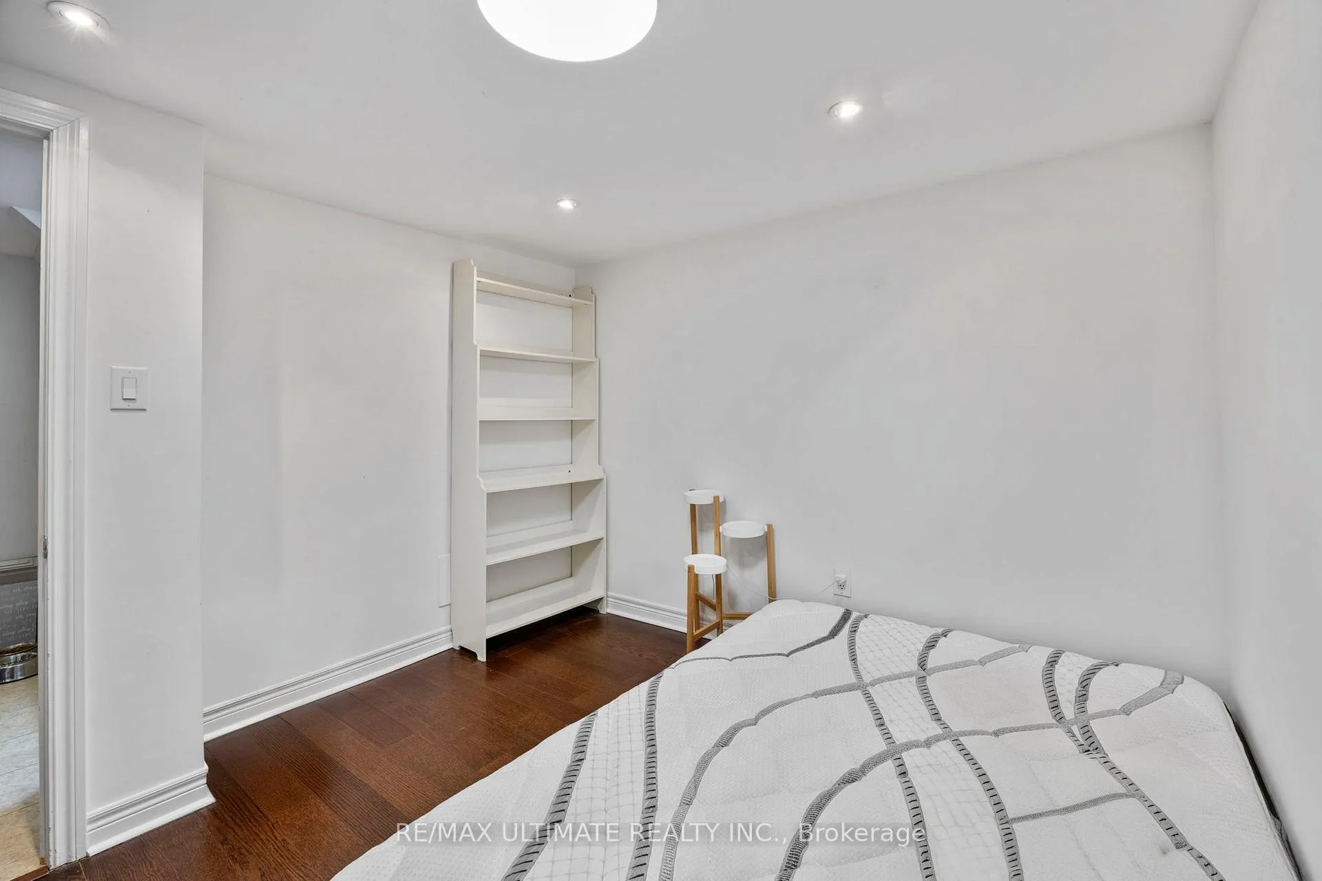 Photo 10 of 38 Clearbrooke Circle, Etobicoke, Rexdale-Kipling — HOMEH
