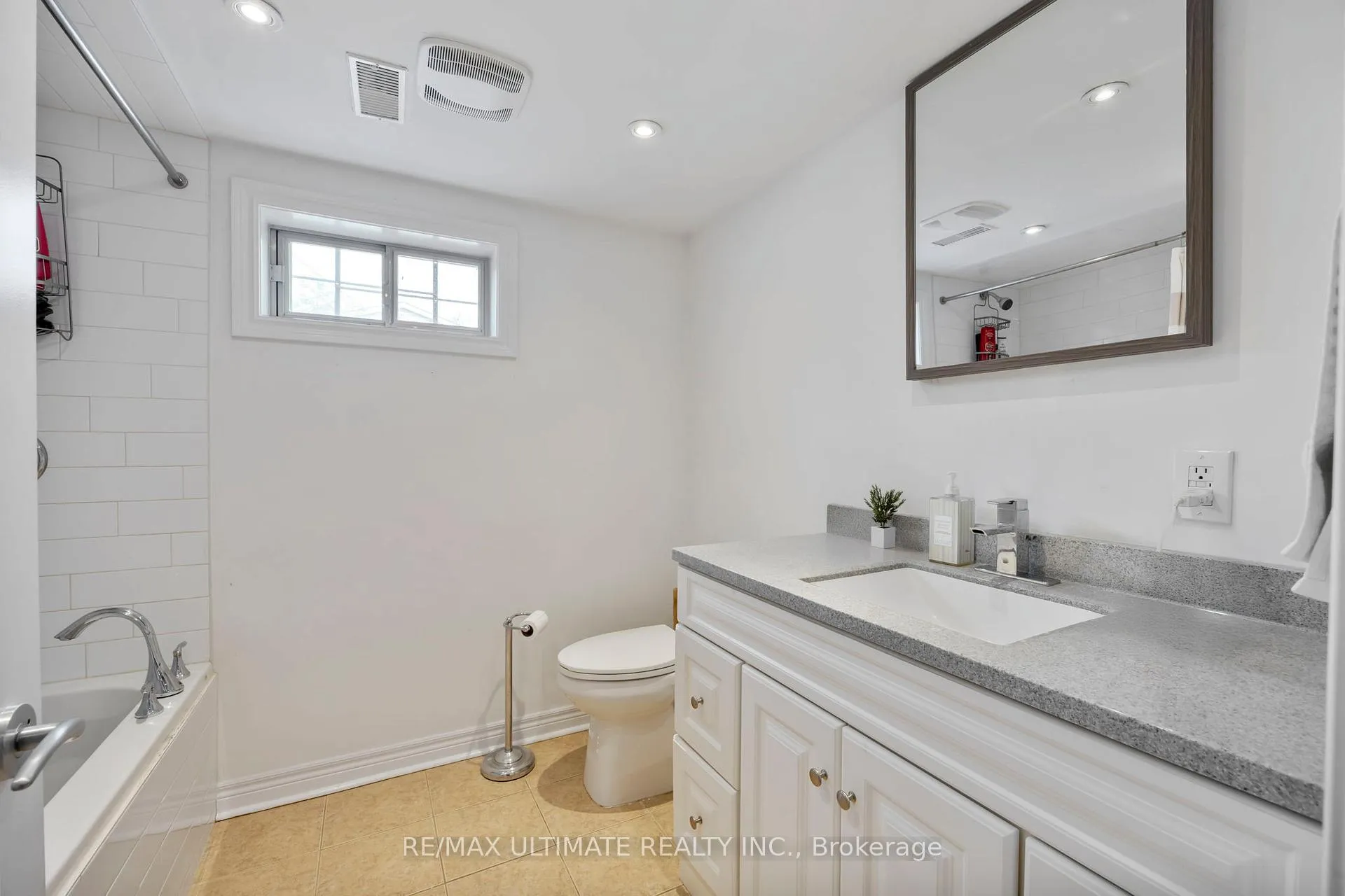 Photo 11 of 38 Clearbrooke Circle, Etobicoke, Rexdale-Kipling — HOMEH