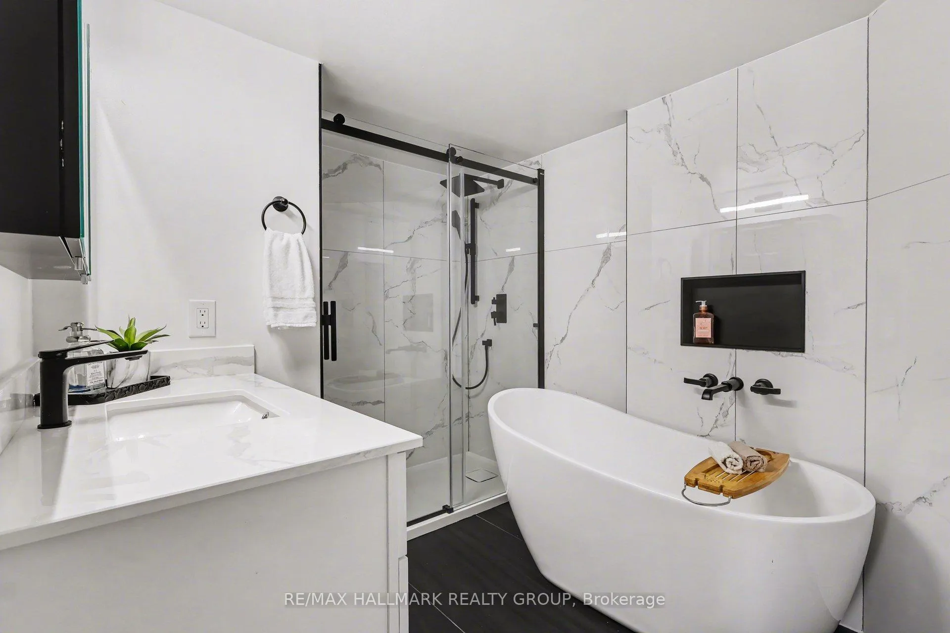 Photo 17 of Unit 301B, 995 North River Road, Ottawa, Overbrook — HOMEH