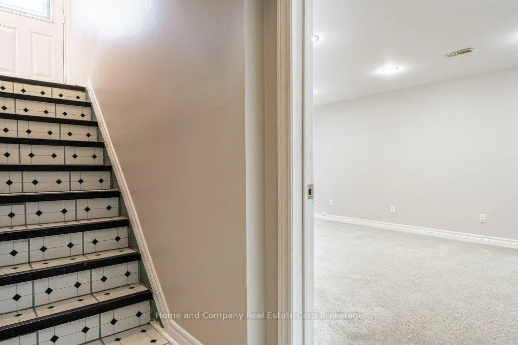 Photo 17 of 316 Elgin Crescent, Stratford — HOMEH