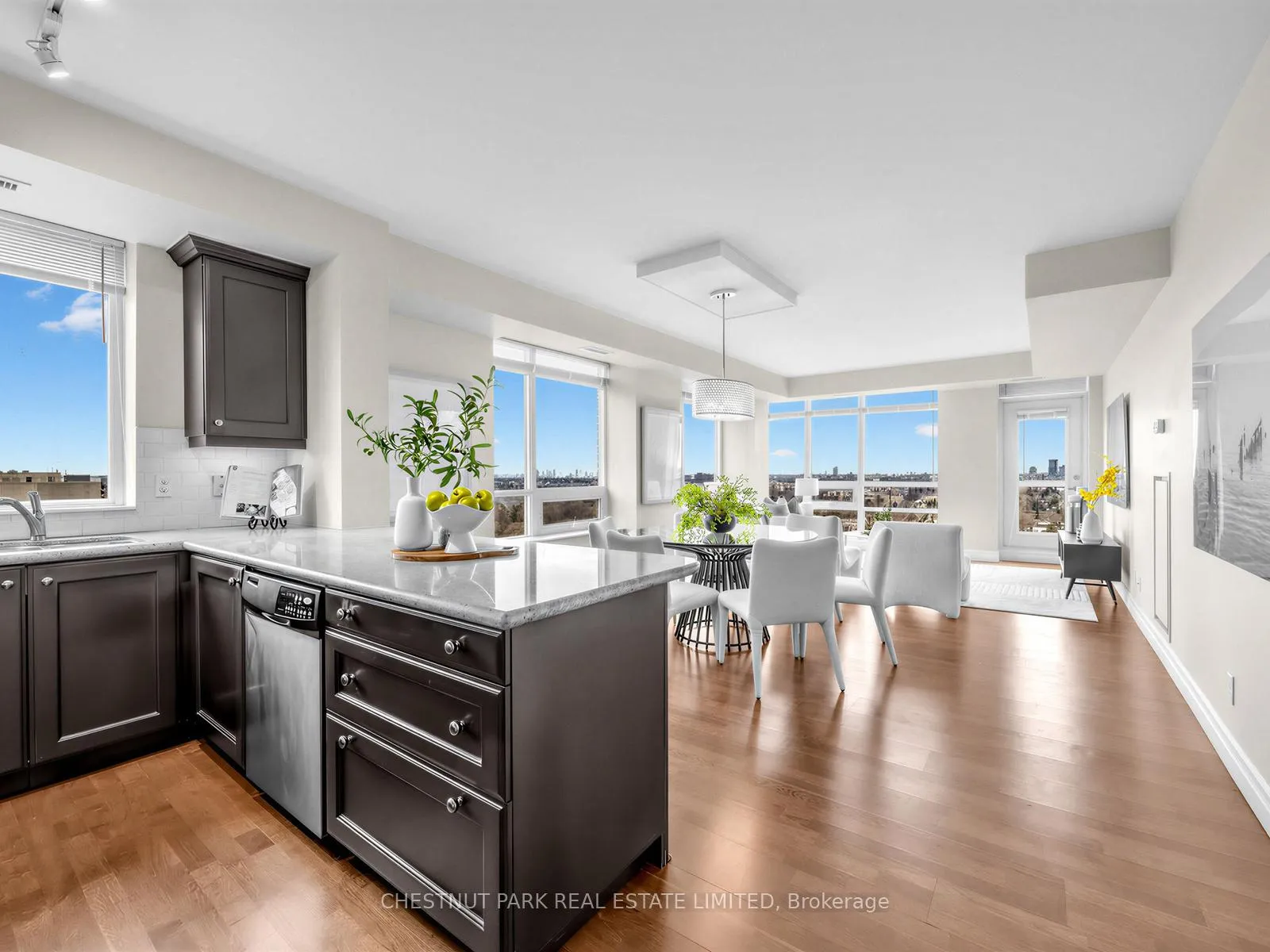Photo 5 of Unit PH1703, 900 Mount Pleasant Road, Toronto, Mount Pleasant West — HOMEH