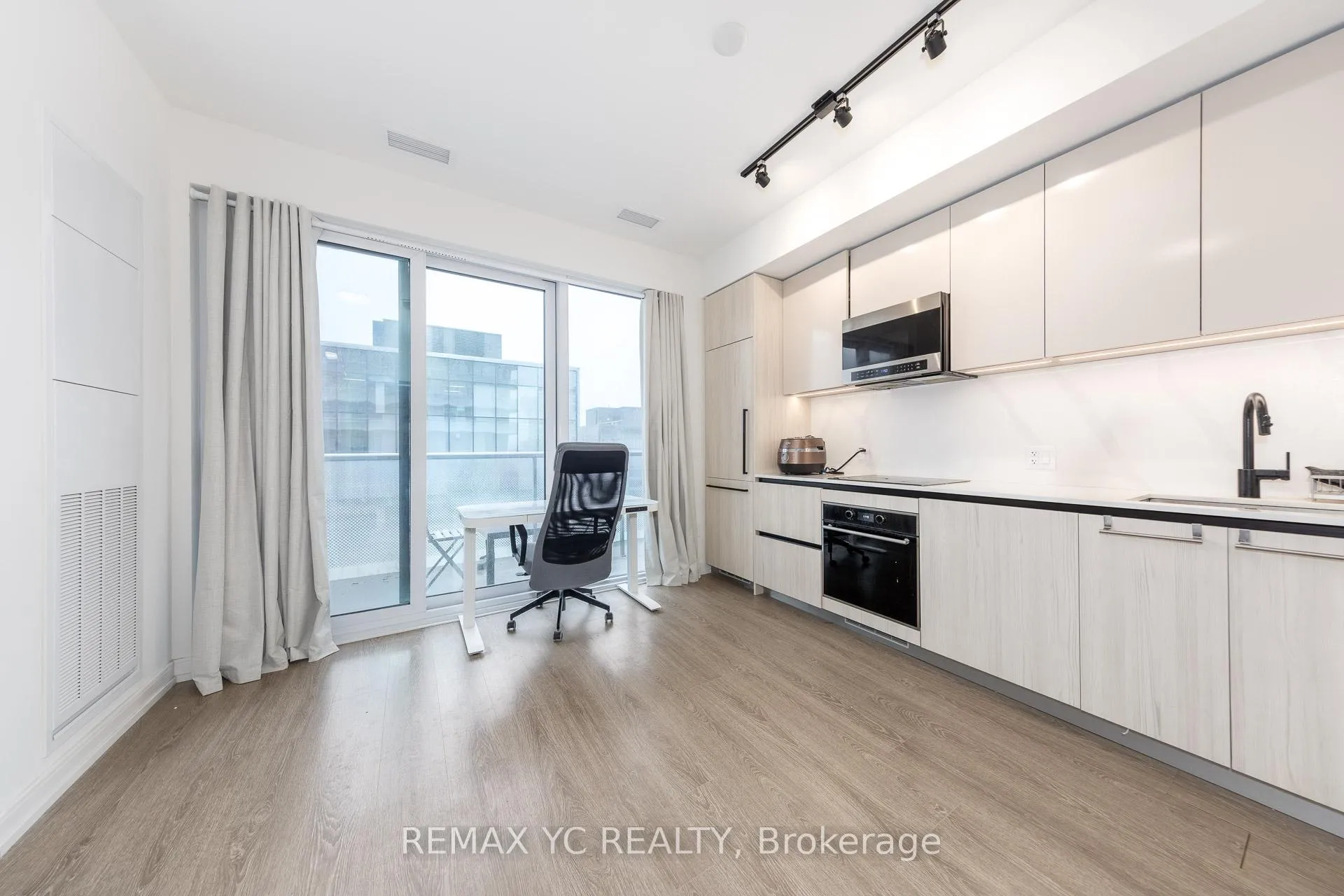 Photo 7 of Unit 804, 425 Front Street E, Toronto, Waterfront Communities — HOMEH
