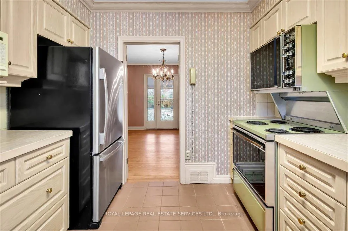 Photo 12 of 66 Mason Boulevard, Toronto, Bedford Park-Nortown — HOMEH