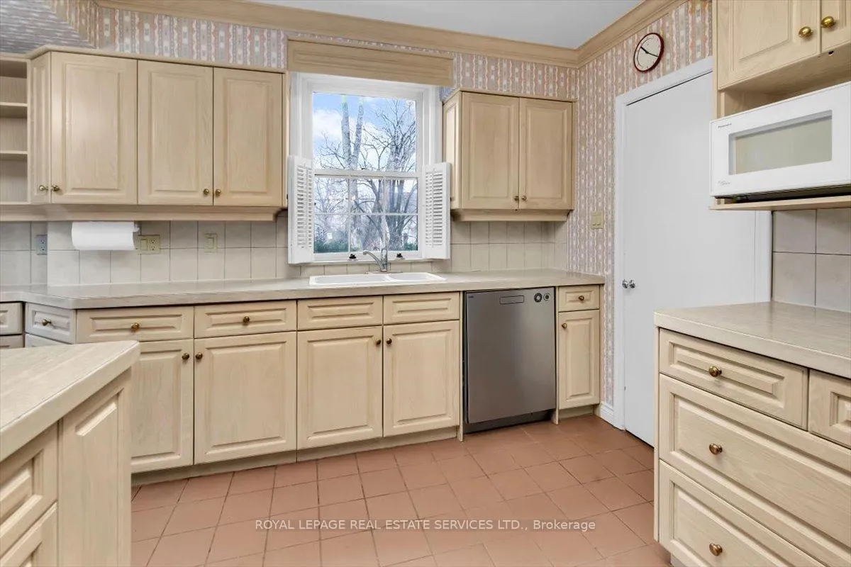 Photo 13 of 66 Mason Boulevard, Toronto, Bedford Park-Nortown — HOMEH
