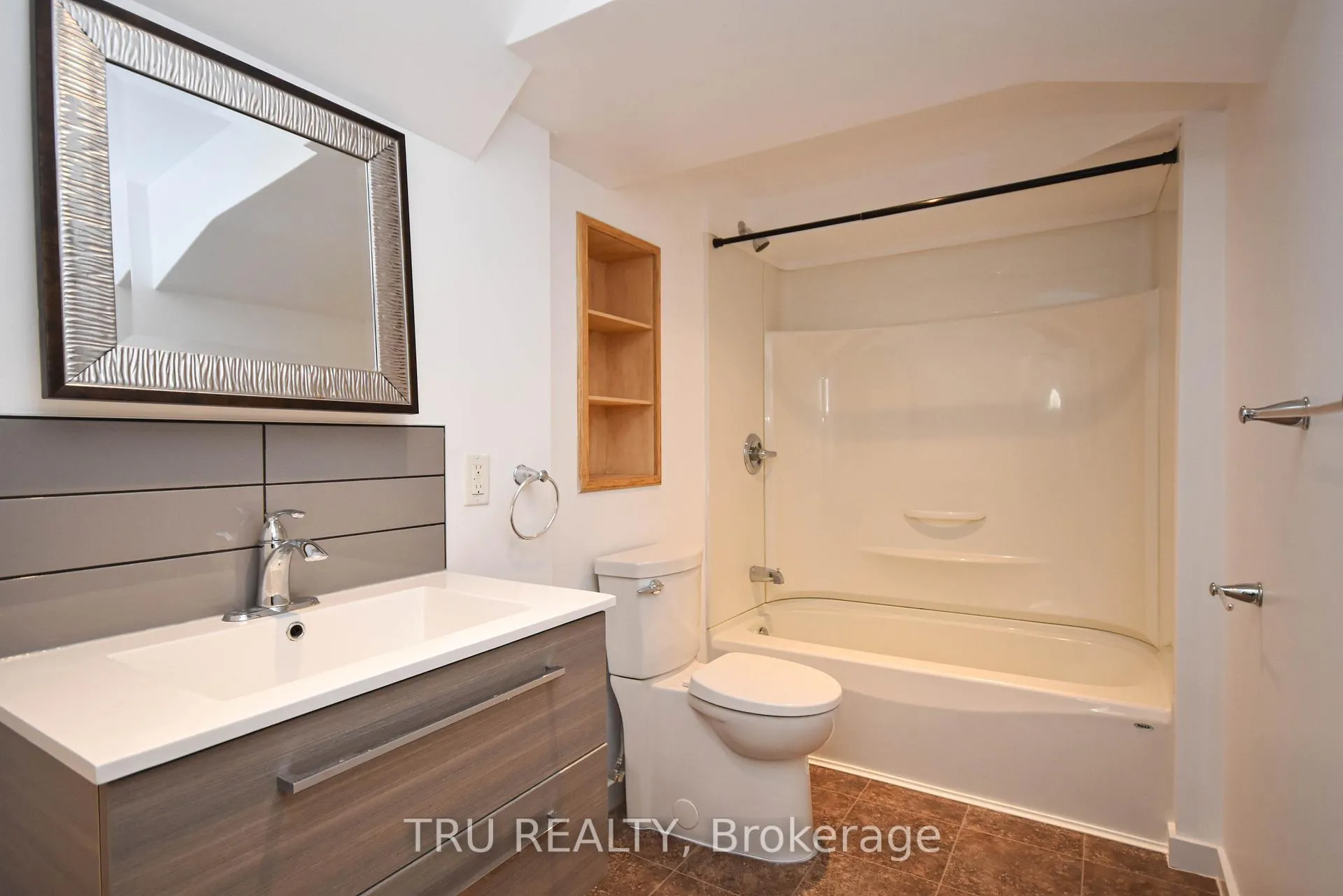 Photo 12 of 1847 Walkley Road, Ottawa, Guildwood Estates - Urbandale Acres — HOMEH