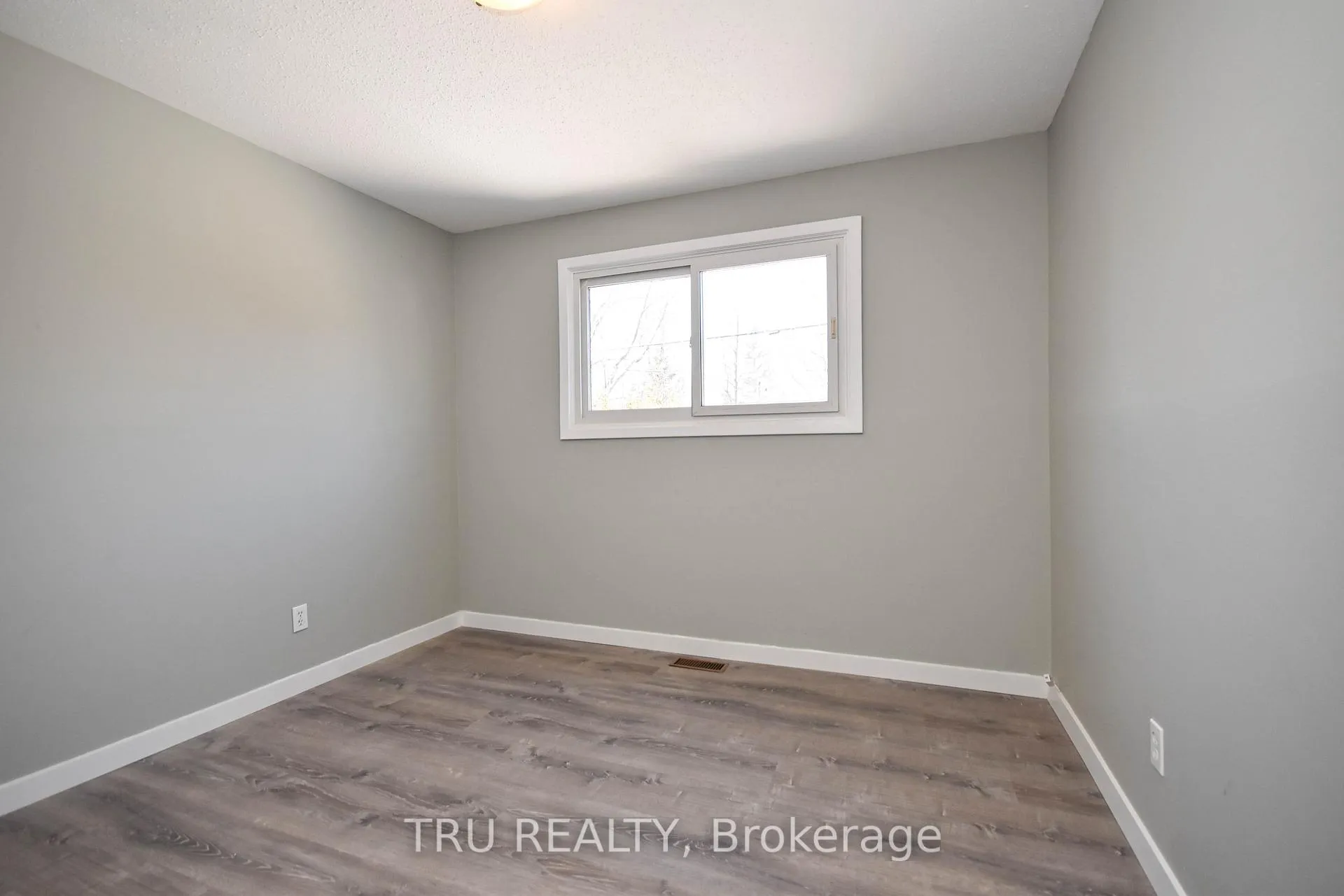 Photo 13 of 1847 Walkley Road, Ottawa, Guildwood Estates - Urbandale Acres — HOMEH