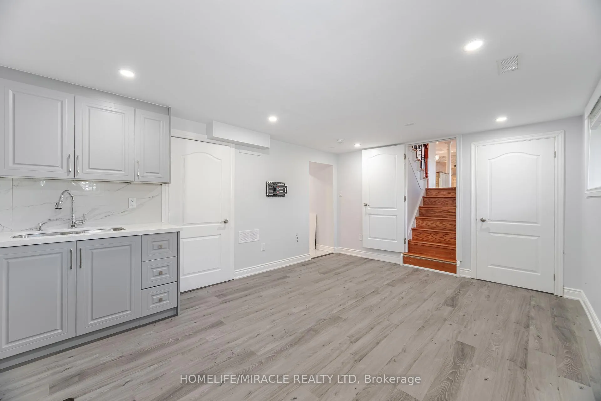 Photo 34 of 308 Third Line, Oakville, West — HOMEH