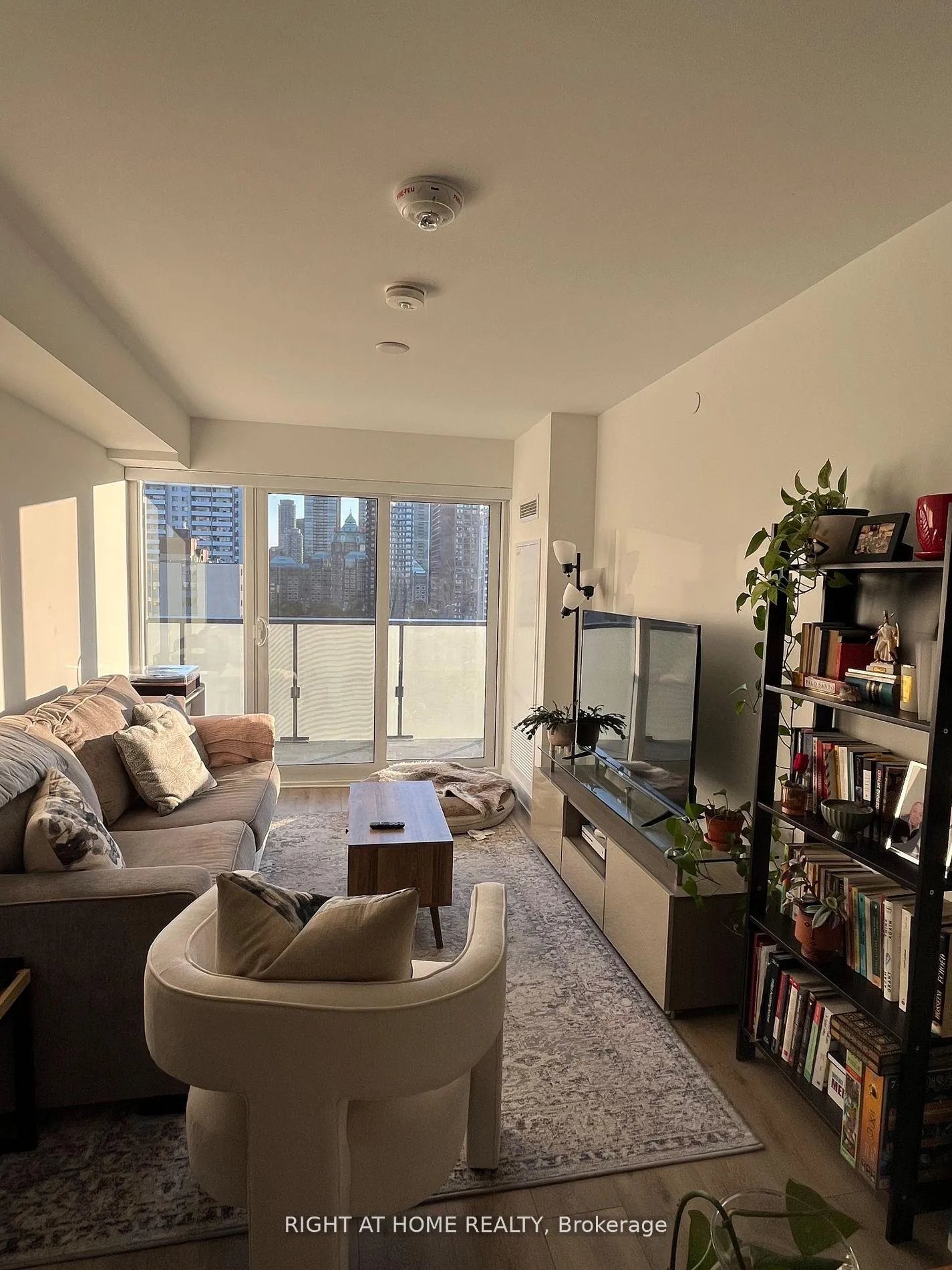 Photo 4 of Unit 1211, 575 Bloor Street E, Toronto, North St. James Town — HOMEH