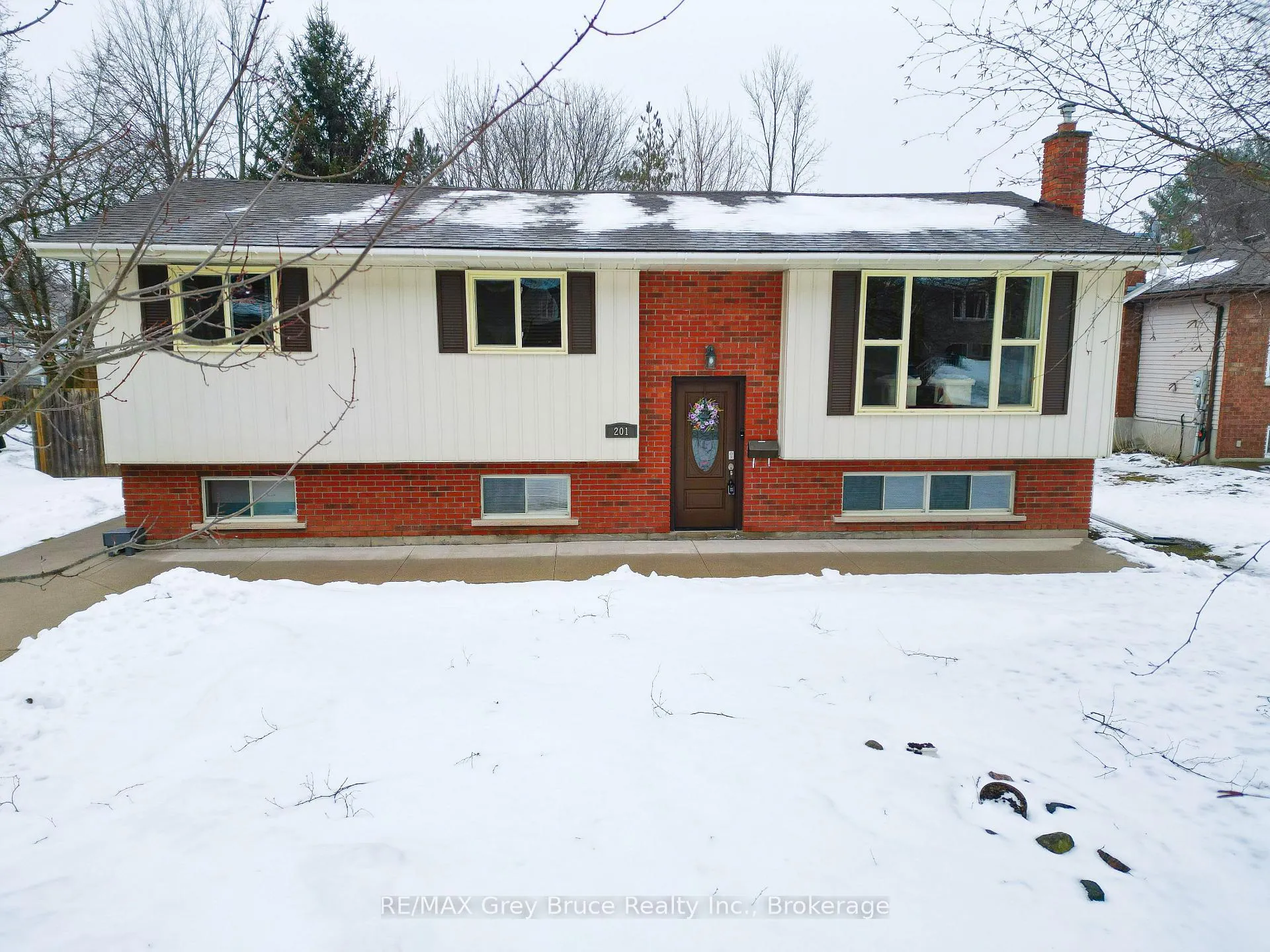 Front of 201 6th Avenue W