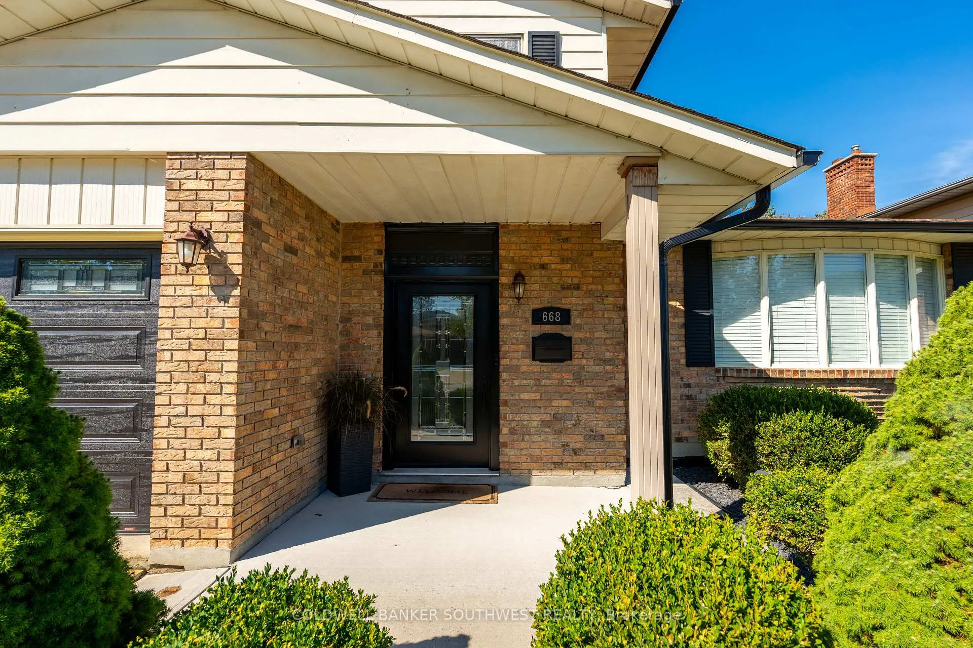 Photo 2 of 668 Winchester Crescent, Sarnia — HOMEH