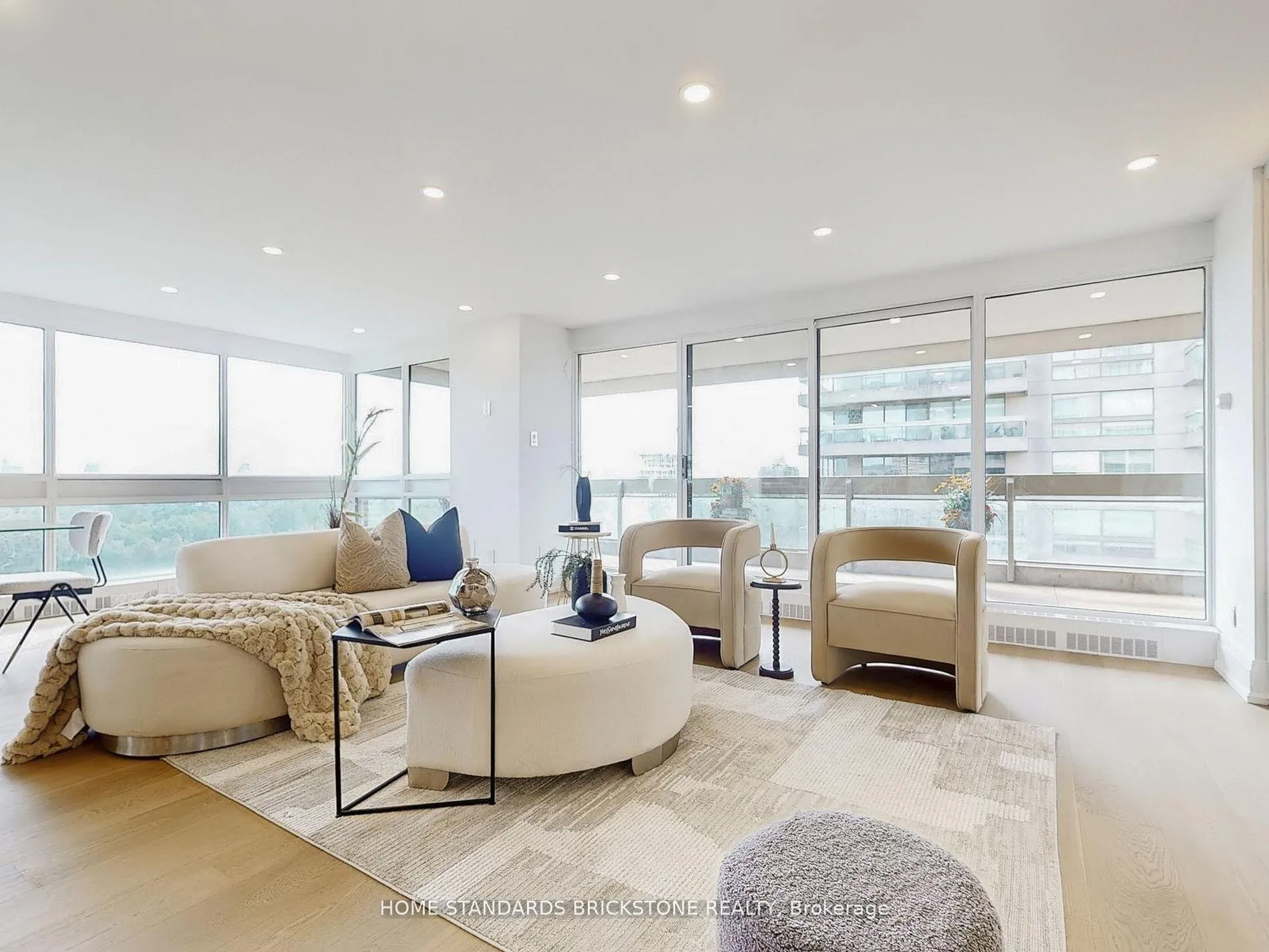 Photo 5 of Unit 1102, 61 St Clair Avenue W, Toronto, Yonge-St. Clair — HOMEH