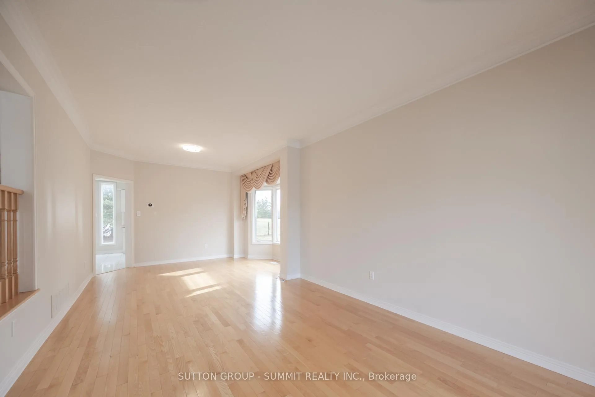 Photo 8 of 49 Central Park Drive, Markham, Markville — HOMEH