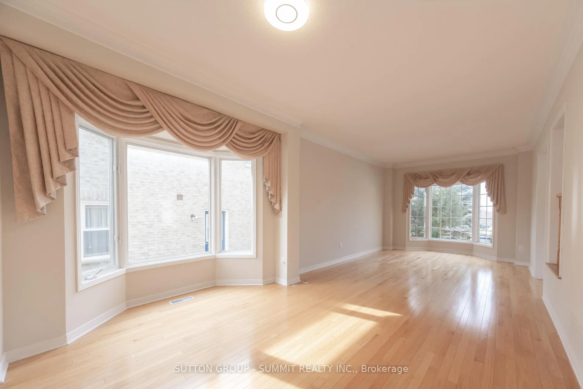 Photo 9 of 49 Central Park Drive, Markham, Markville — HOMEH