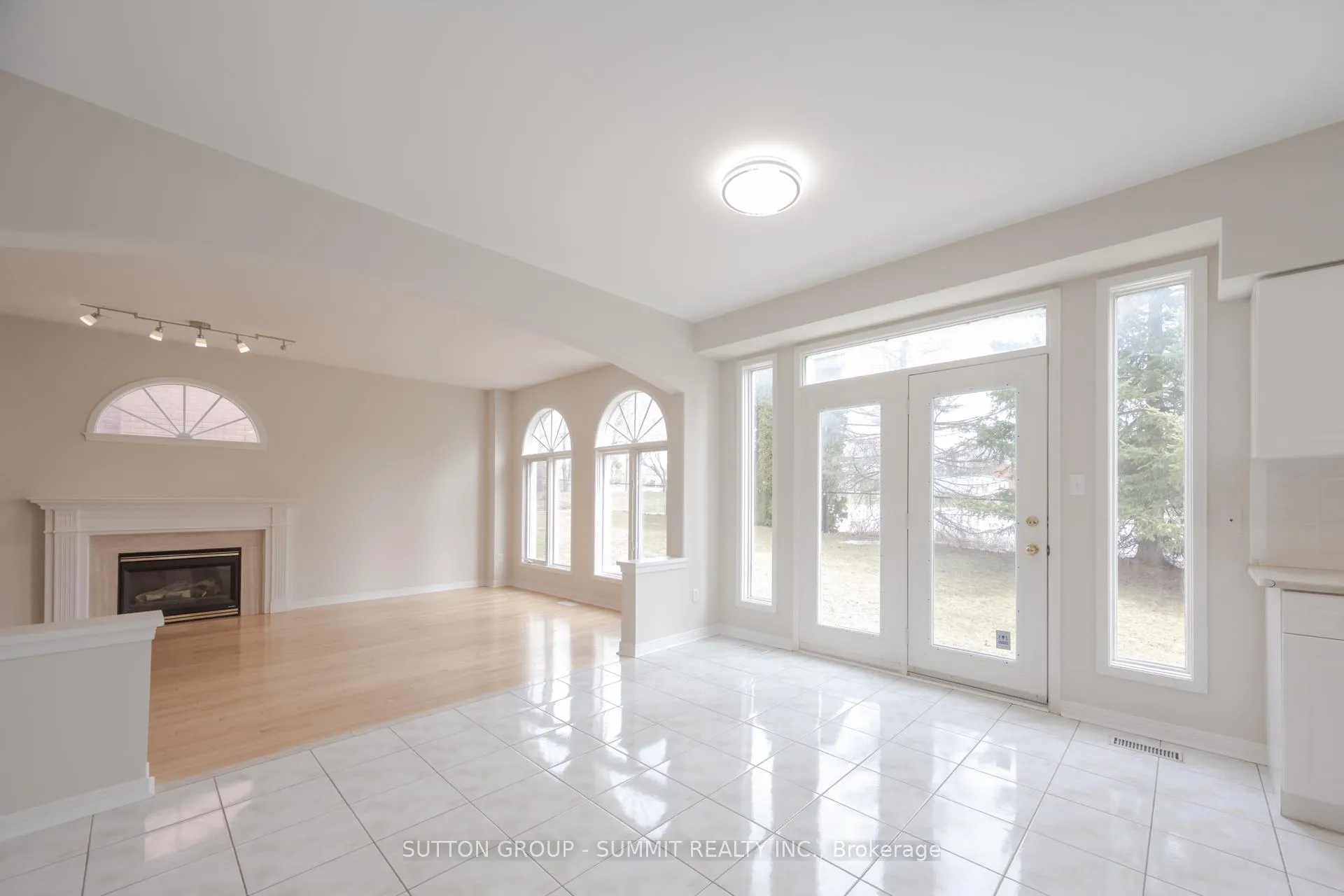 Photo 12 of 49 Central Park Drive, Markham, Markville — HOMEH