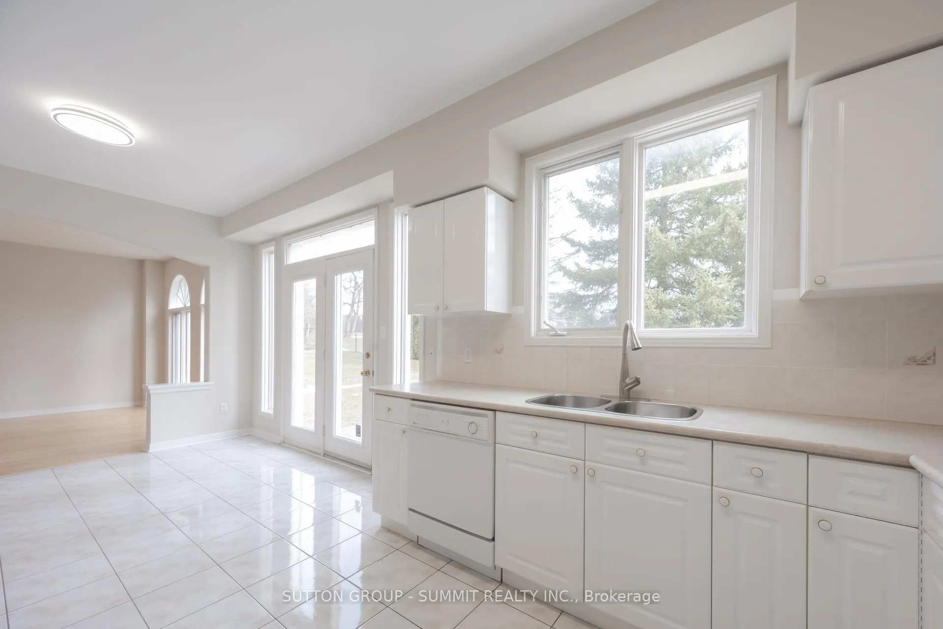 Photo 16 of 49 Central Park Drive, Markham, Markville — HOMEH