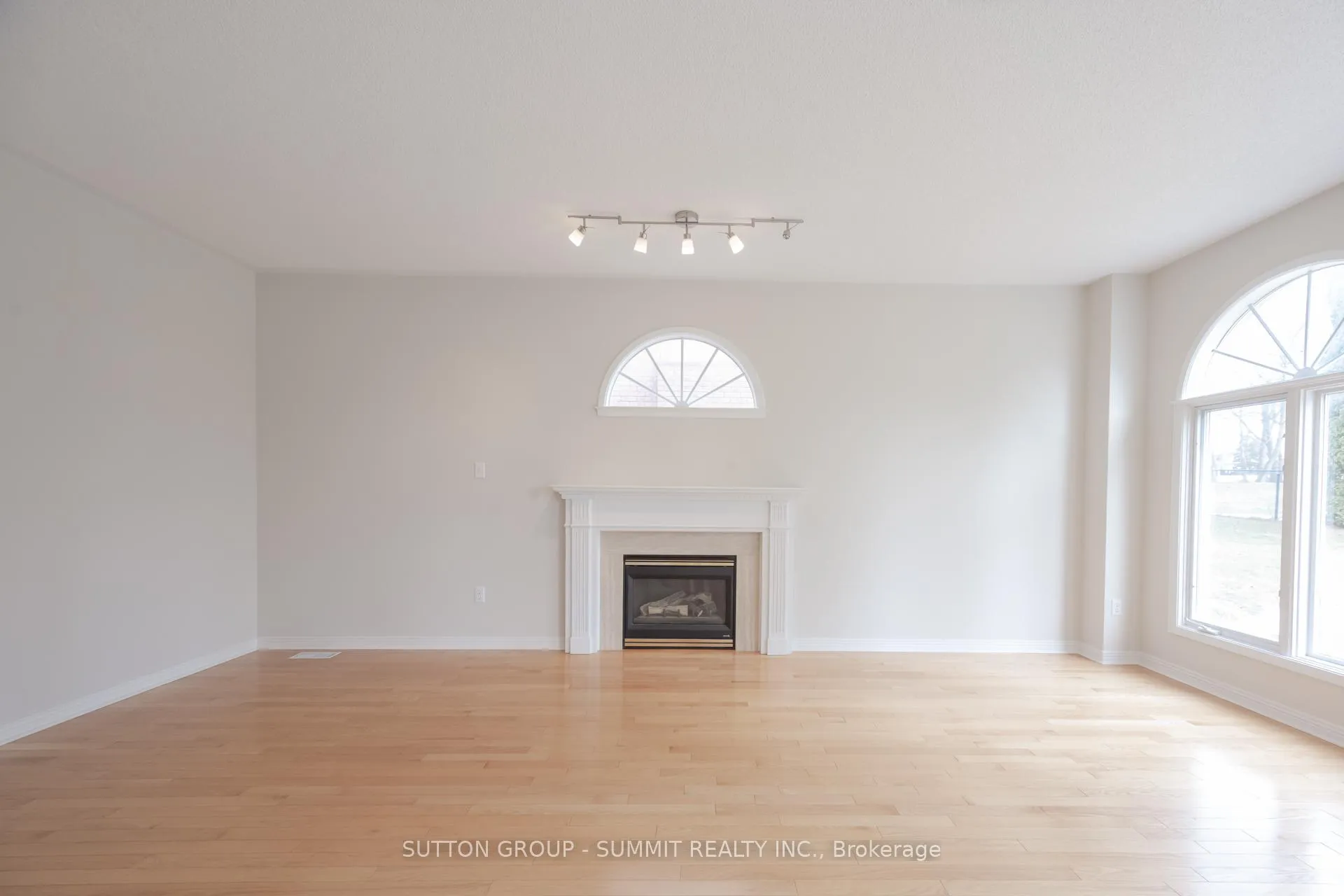 Photo 18 of 49 Central Park Drive, Markham, Markville — HOMEH