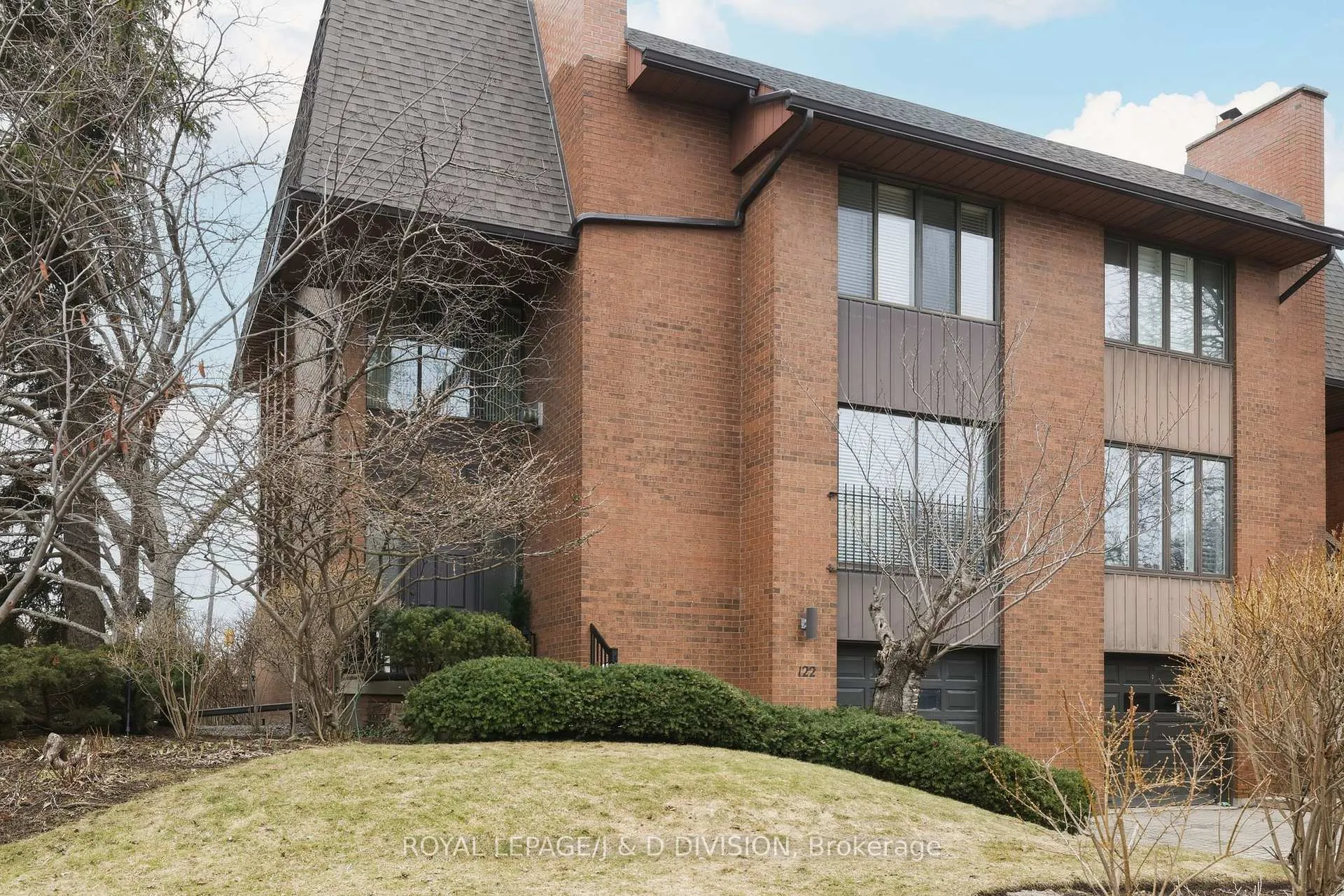 Front of 122 Cortleigh Boulevard