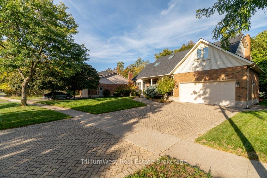 Photo 2 of 22 Roehampton Court, Kitchener — HOMEH