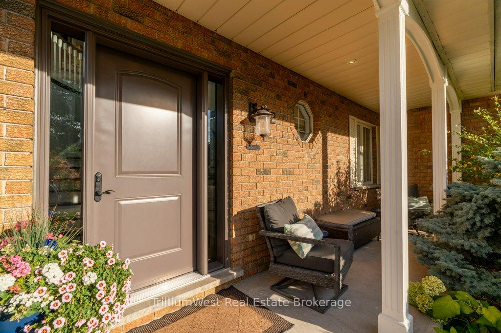Photo 5 of 22 Roehampton Court, Kitchener — HOMEH