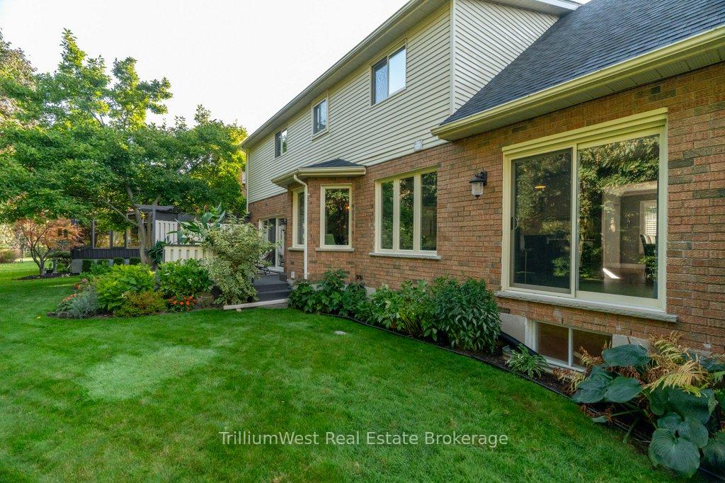 Photo 30 of 22 Roehampton Court, Kitchener — HOMEH
