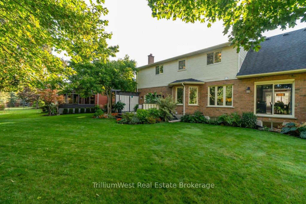 Photo 35 of 22 Roehampton Court, Kitchener — HOMEH