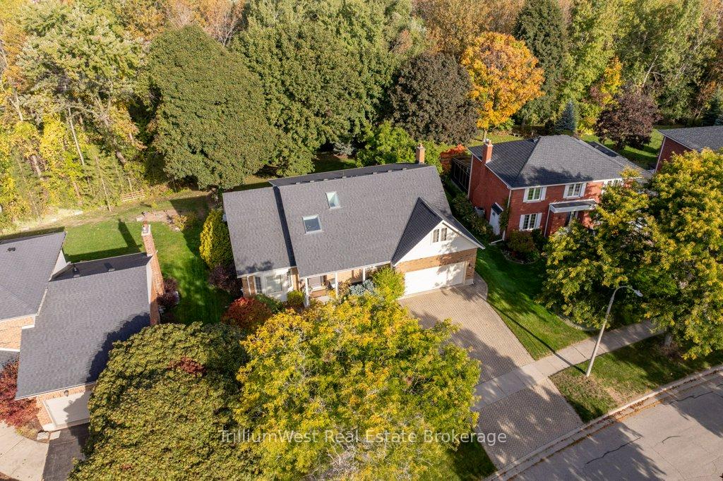 Photo 36 of 22 Roehampton Court, Kitchener — HOMEH