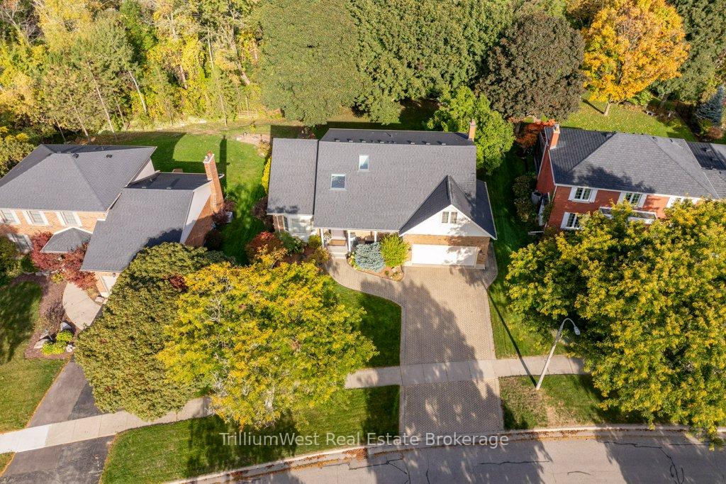 Photo 37 of 22 Roehampton Court, Kitchener — HOMEH