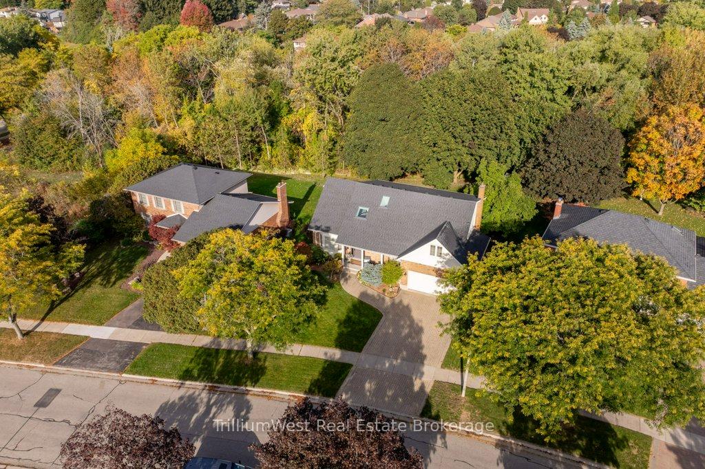 Photo 39 of 22 Roehampton Court, Kitchener — HOMEH