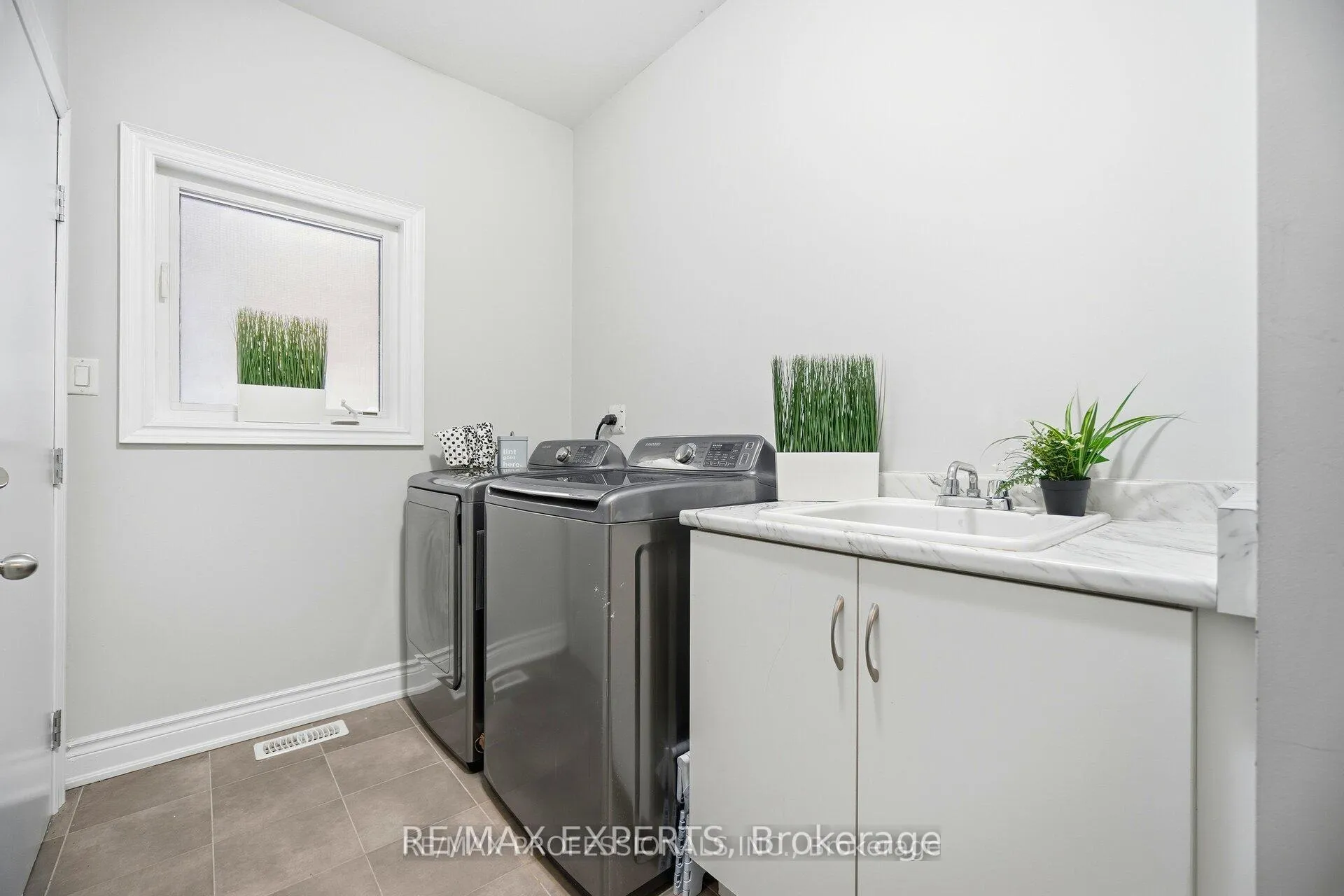 Photo 23 of 5 Mugford Crescent, Brampton, Bram West — HOMEH