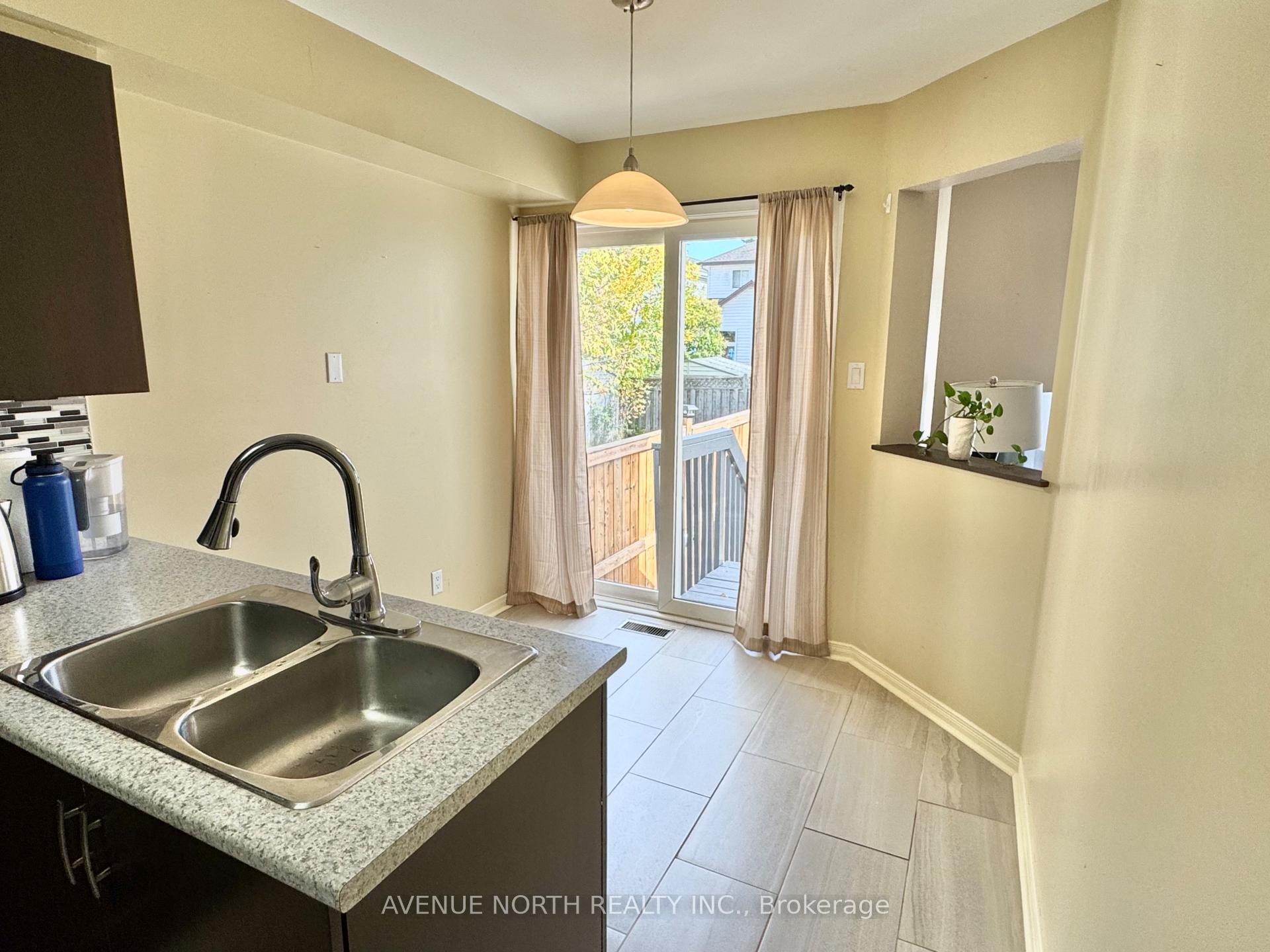 Photo 13 of 38 Bridgestone Drive, Ottawa, Kanata - Emerald Meadows/Trailwest — HOMEH
