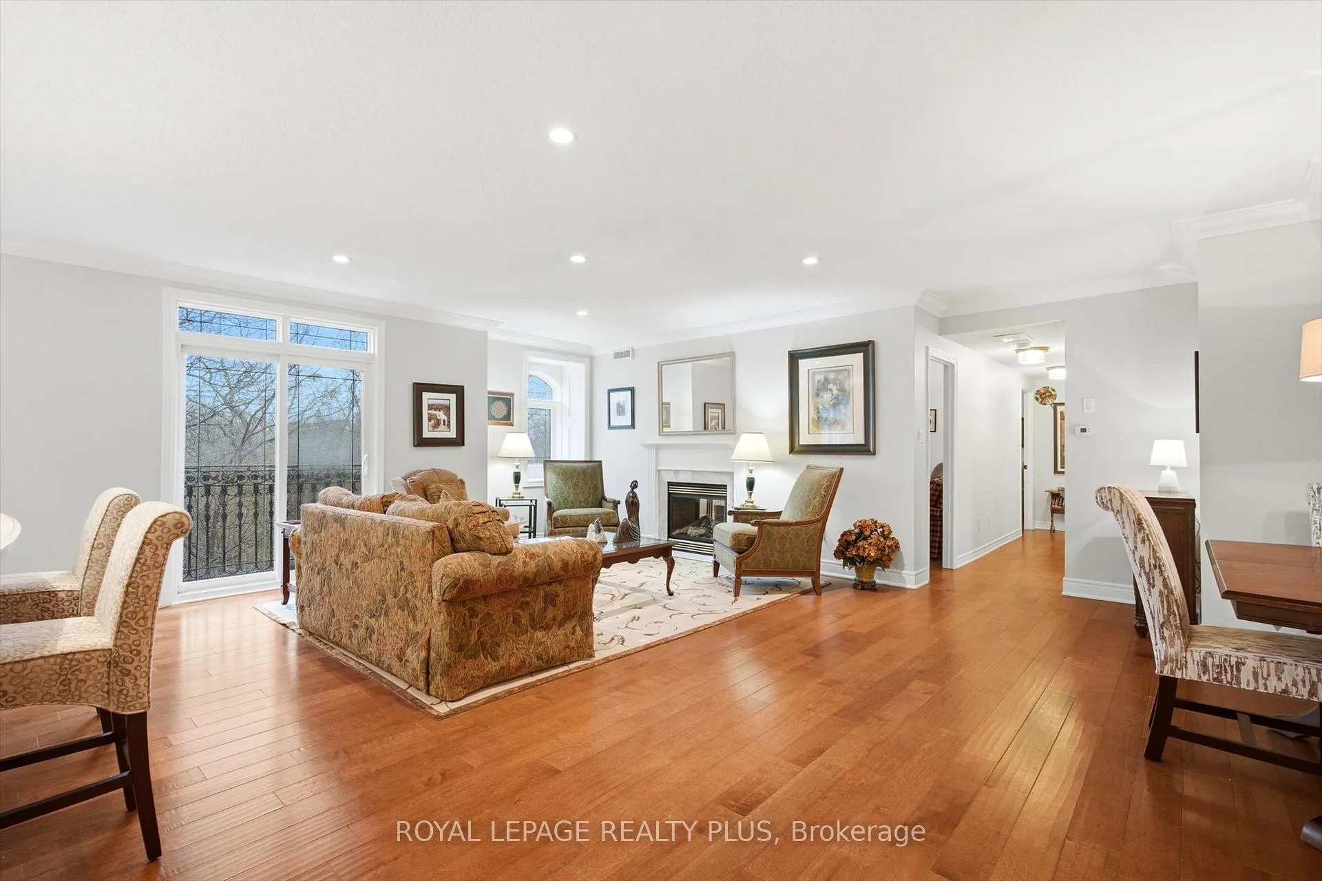 Photo 4 of Unit 305, 390 Upper Middle Road E, Oakville, Falgarwood — HOMEH