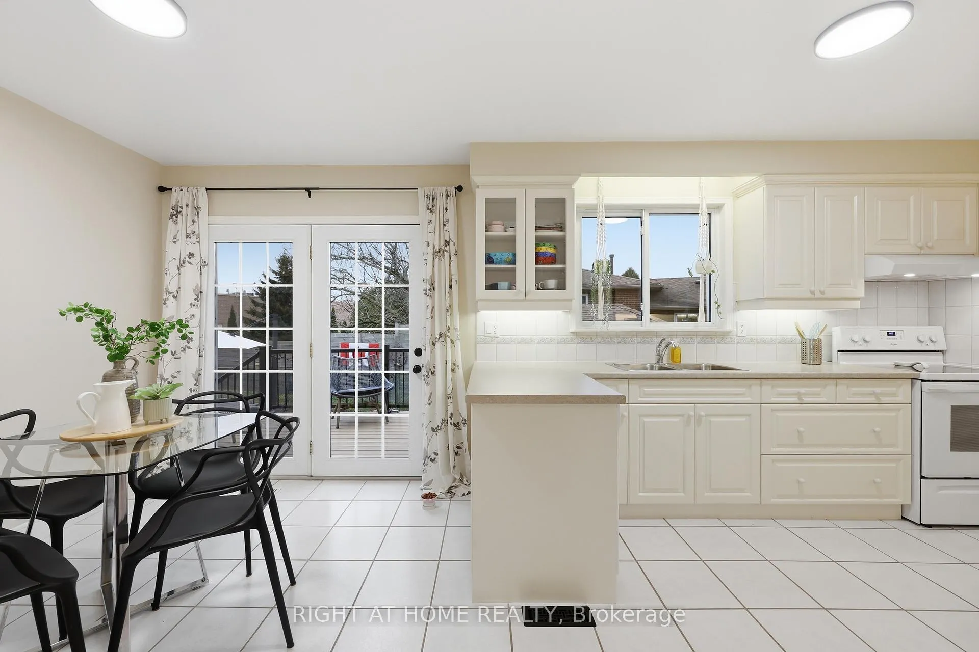Photo 12 of 50 Boulding Avenue, Hamilton, Waterdown — HOMEH