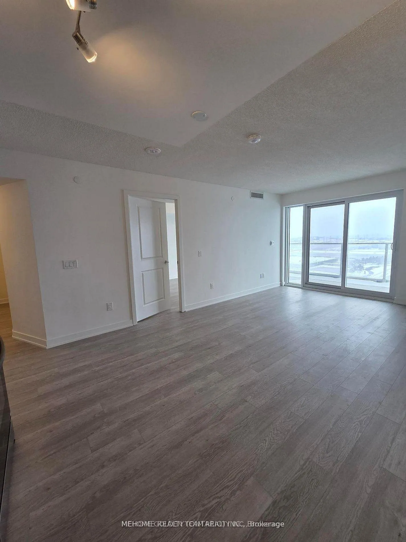 Photo 4 of Unit 1808, 1010 Sandy Beach Road, Pickering, Bay Ridges — HOMEH