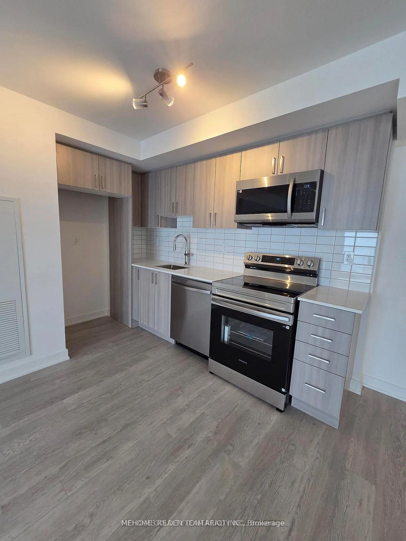 Photo 6 of Unit 1808, 1010 Sandy Beach Road, Pickering, Bay Ridges — HOMEH