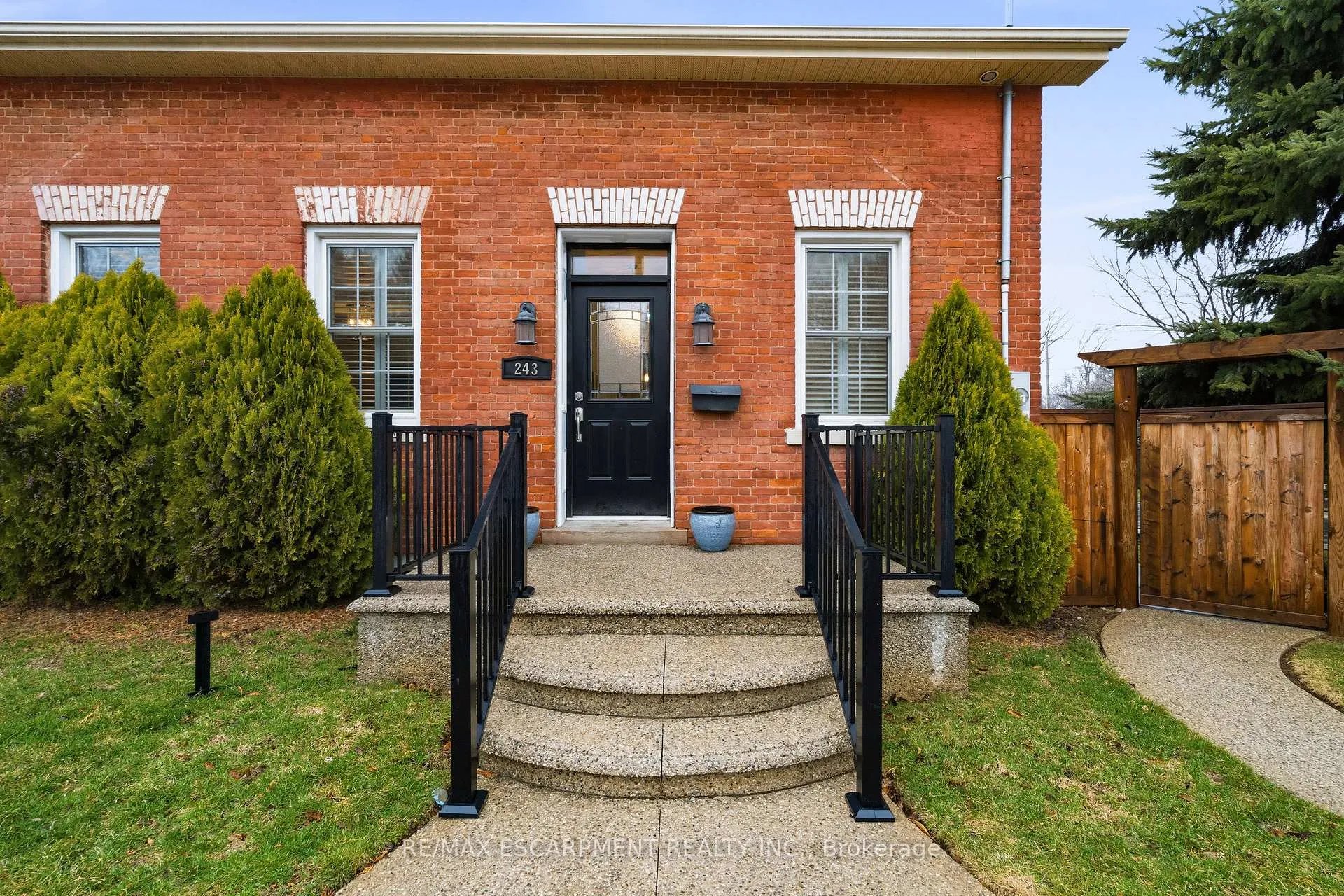 Photo 3 of 243 Hatt Street, Hamilton, Dundas — HOMEH