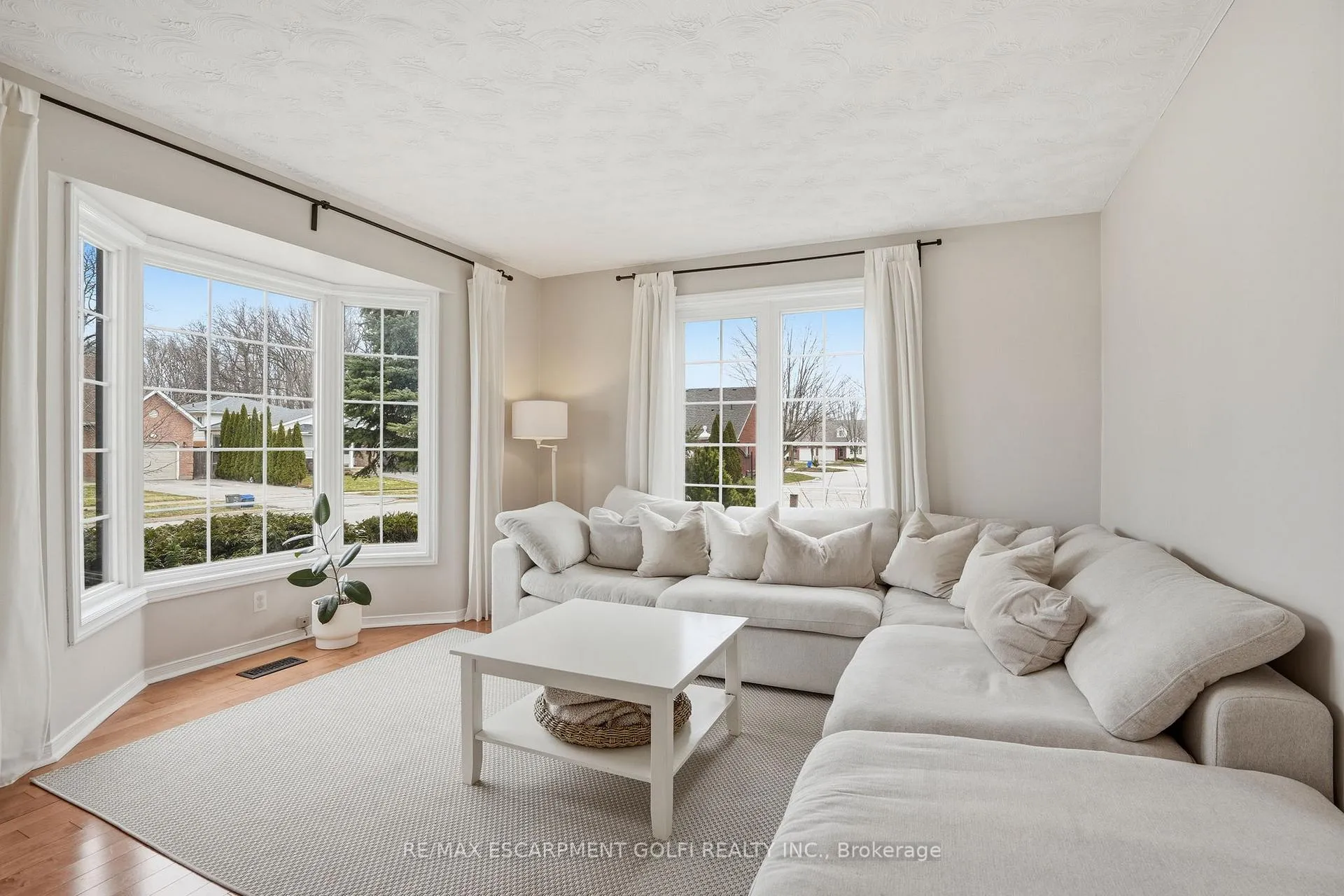 Photo 3 of 3368 Cardinal Drive, Niagara Falls, Mt. Carmel — HOMEH
