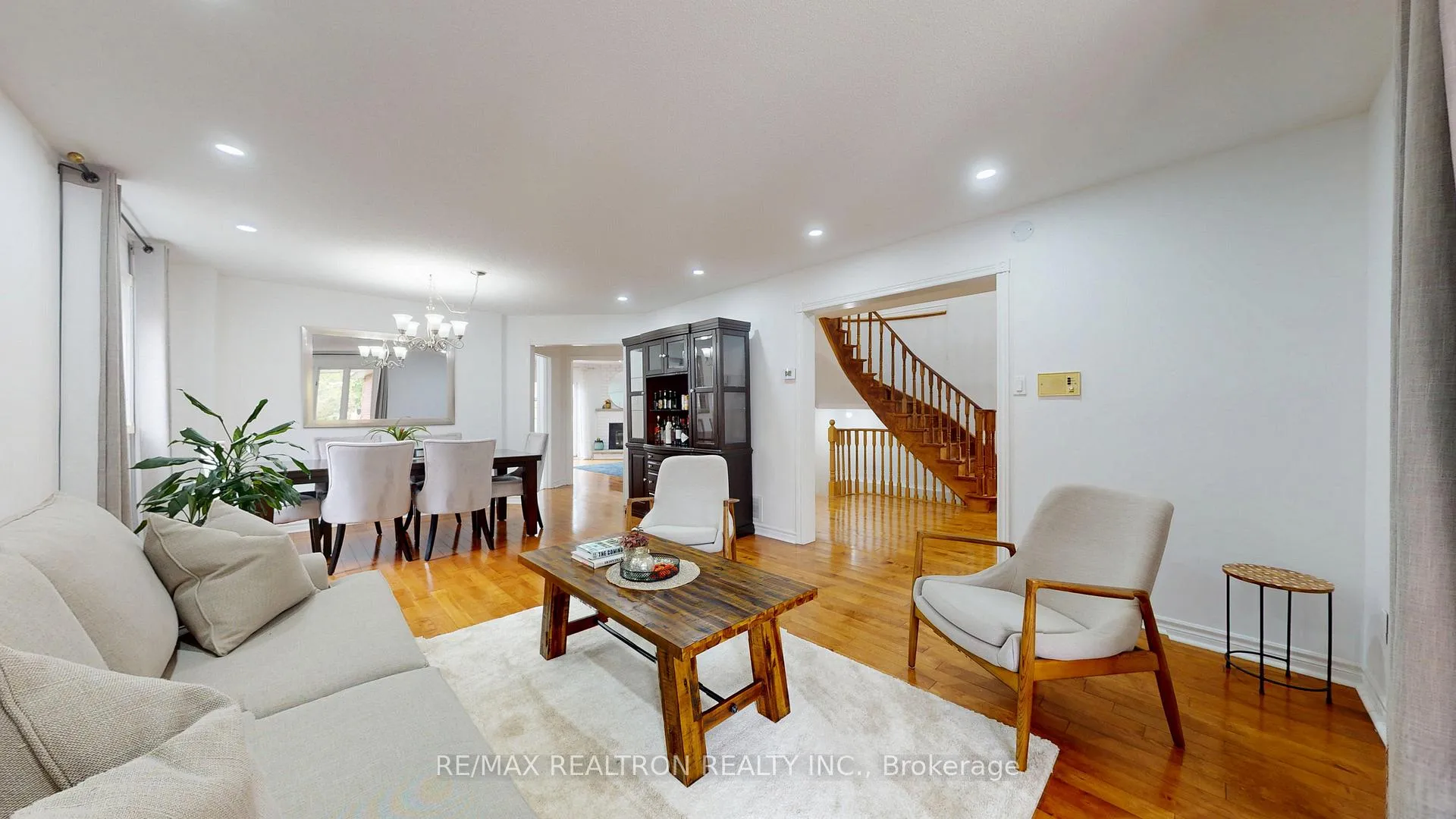 Photo 3 of 8 Muster Crescent, Markham, Buttonville — HOMEH