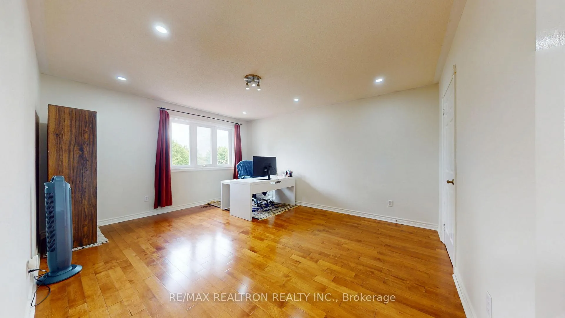 Photo 9 of 8 Muster Crescent, Markham, Buttonville — HOMEH