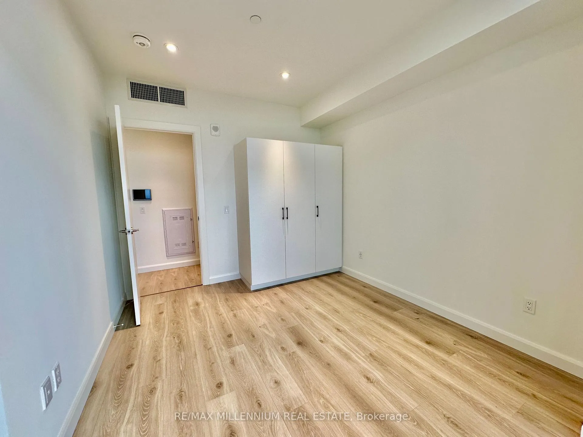 Photo 4 of Unit 907, 741 King Street W, Kitchener, Uptown Waterloo/Westmount — HOMEH